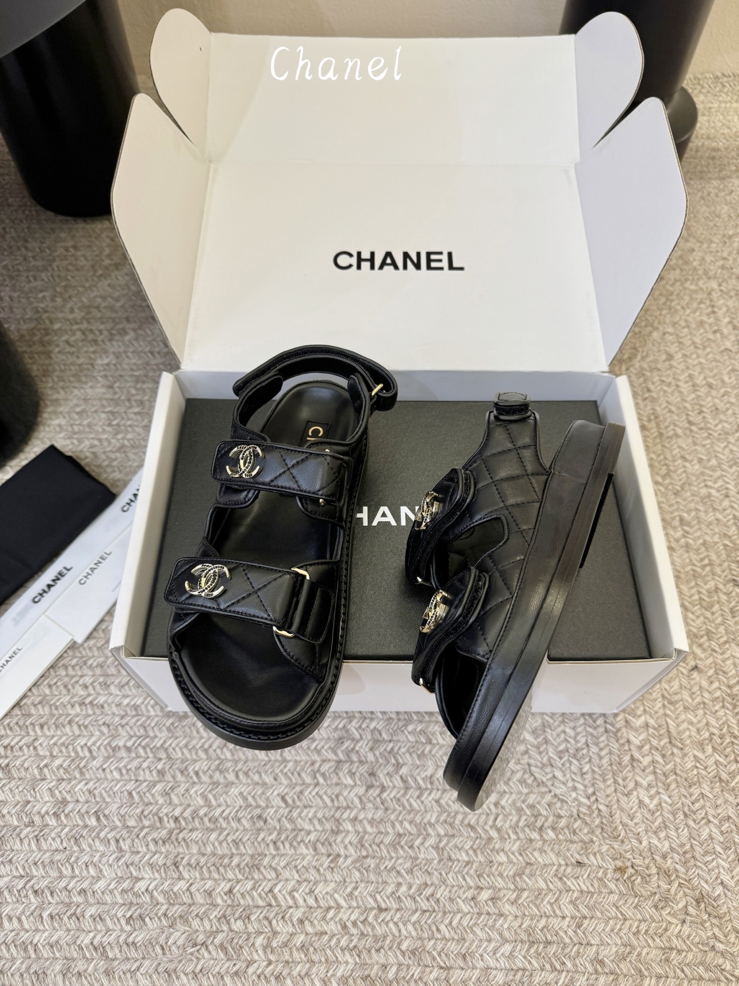 搭配飞机盒顶版chanel new arrival小香沙滩凉鞋春夏新版满水钻双c logo简直不要太美啦