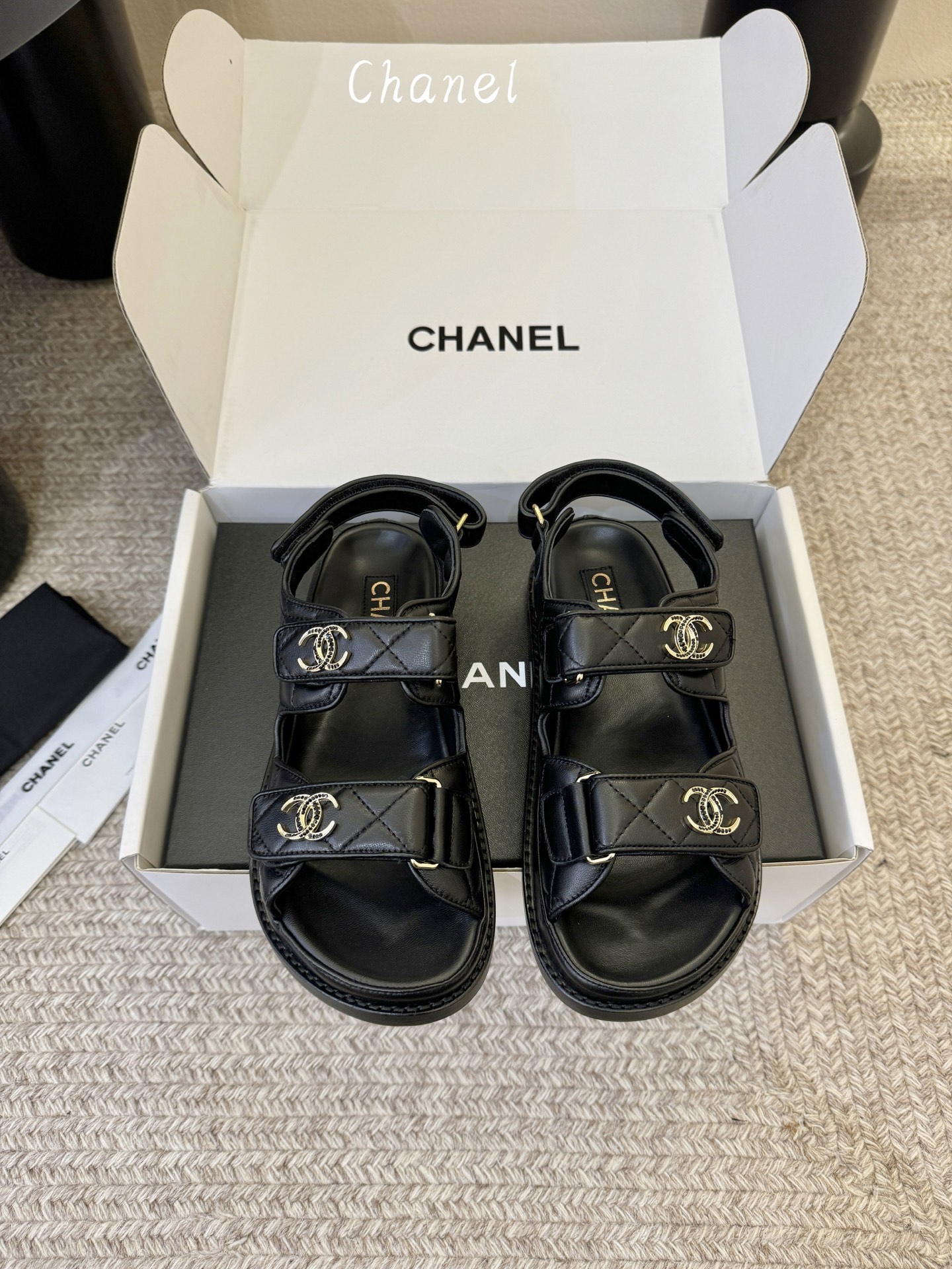 搭配飞机盒顶版chanel new arrival小香沙滩凉鞋春夏新版满水钻双c logo简直不要太美啦