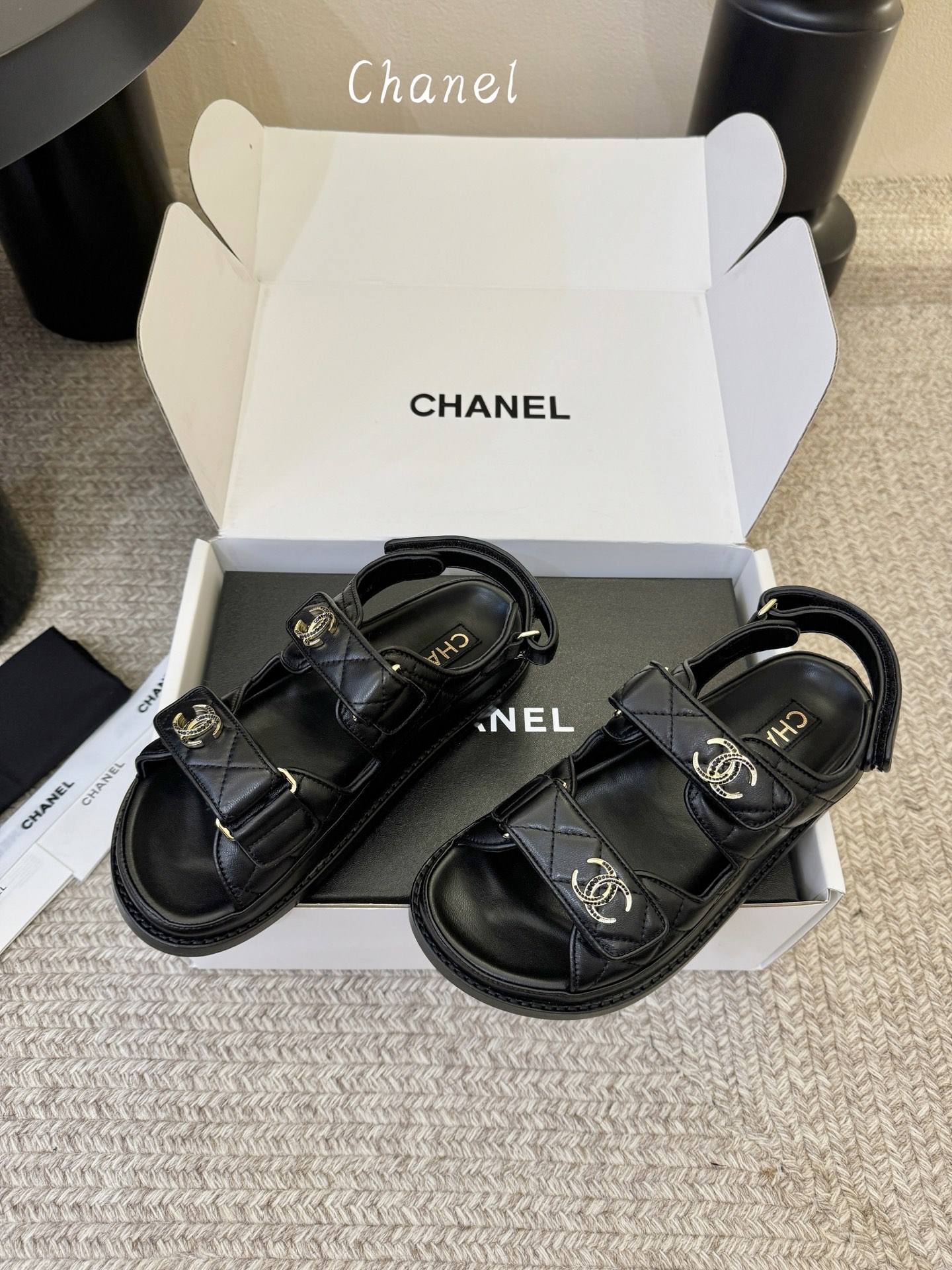 搭配飞机盒顶版chanel new arrival小香沙滩凉鞋春夏新版满水钻双c logo简直不要太美啦