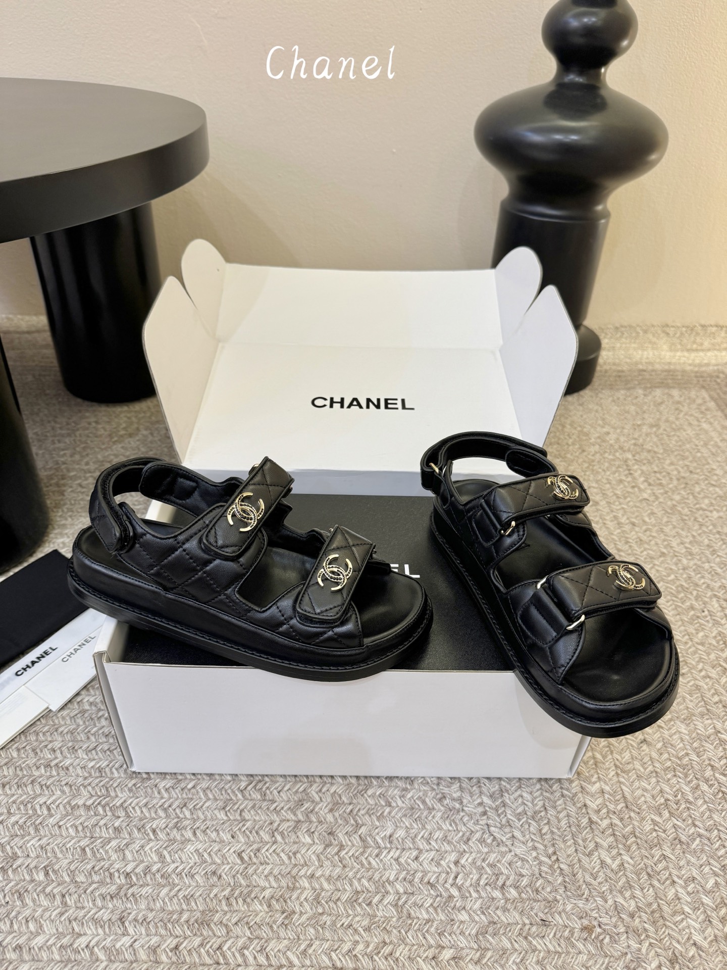 搭配飞机盒顶版chanel new arrival小香沙滩凉鞋春夏新版满水钻双c logo简直不要太美啦