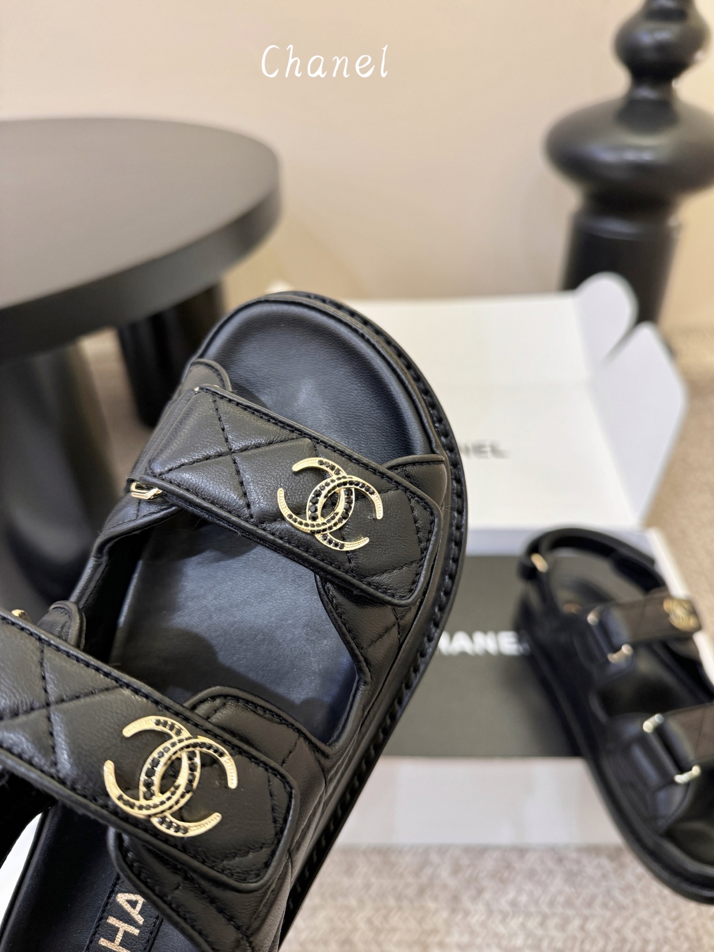 搭配飞机盒顶版chanel new arrival小香沙滩凉鞋春夏新版满水钻双c logo简直不要太美啦