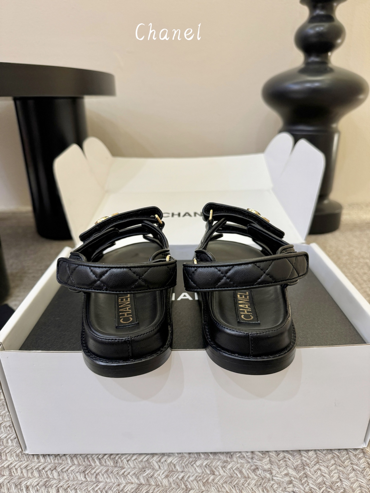搭配飞机盒顶版chanel new arrival小香沙滩凉鞋春夏新版满水钻双c logo简直不要太美啦
