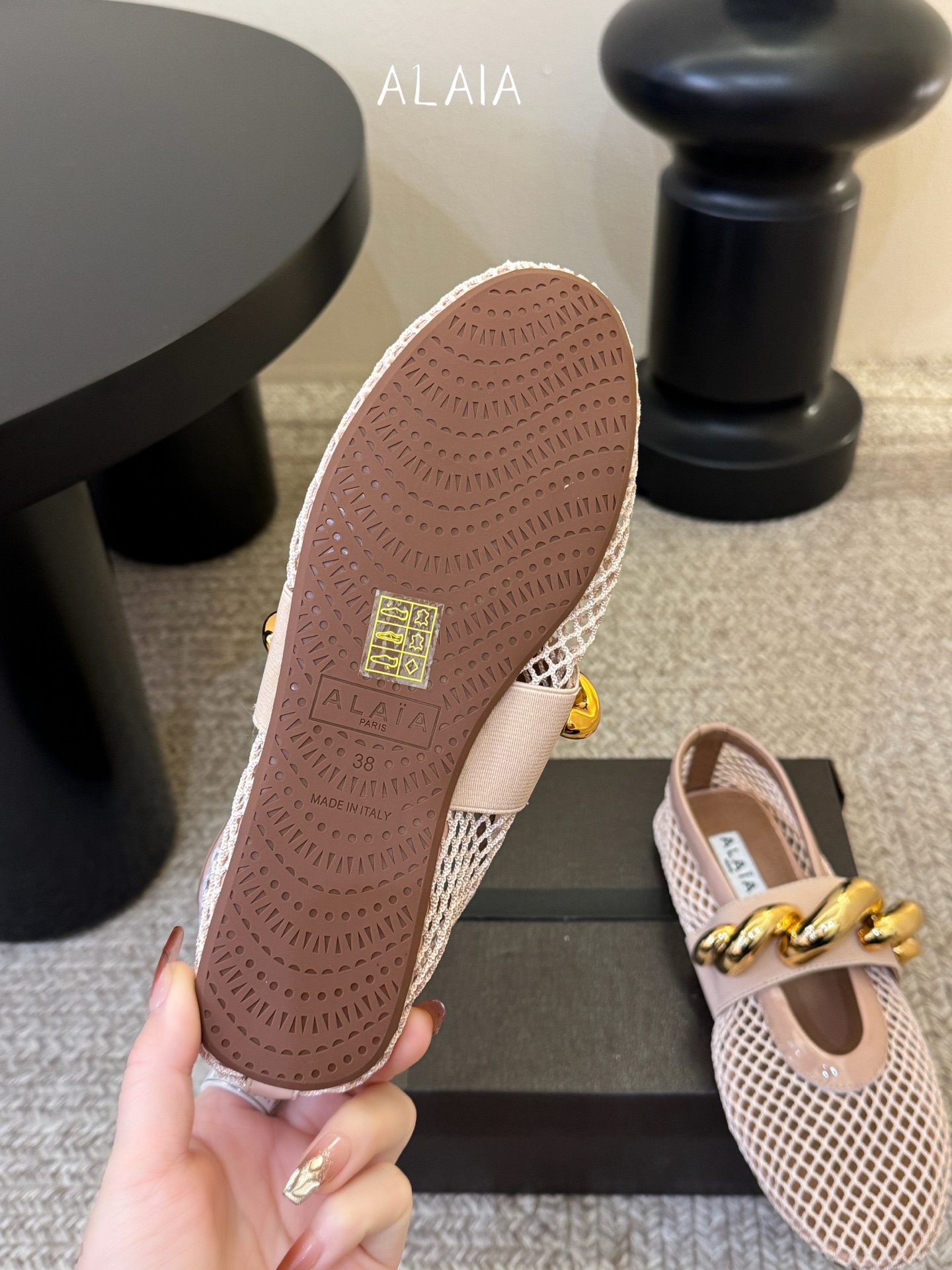 ALAÏ* 26ss 早春新款链条装饰平底鞋单鞋鞋面采用柔软的小羊皮，触感细腻且富有弹性，鞋身自然褶皱的