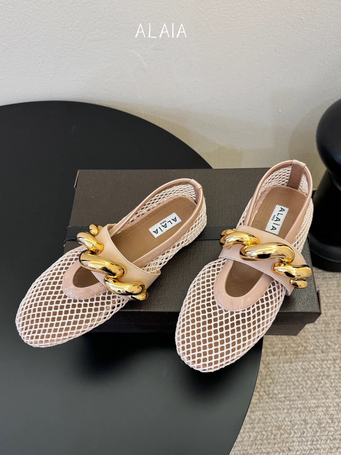 ALAÏ* 26ss 早春新款链条装饰平底鞋单鞋鞋面采用柔软的小羊皮，触感细腻且富有弹性，鞋身自然褶皱的