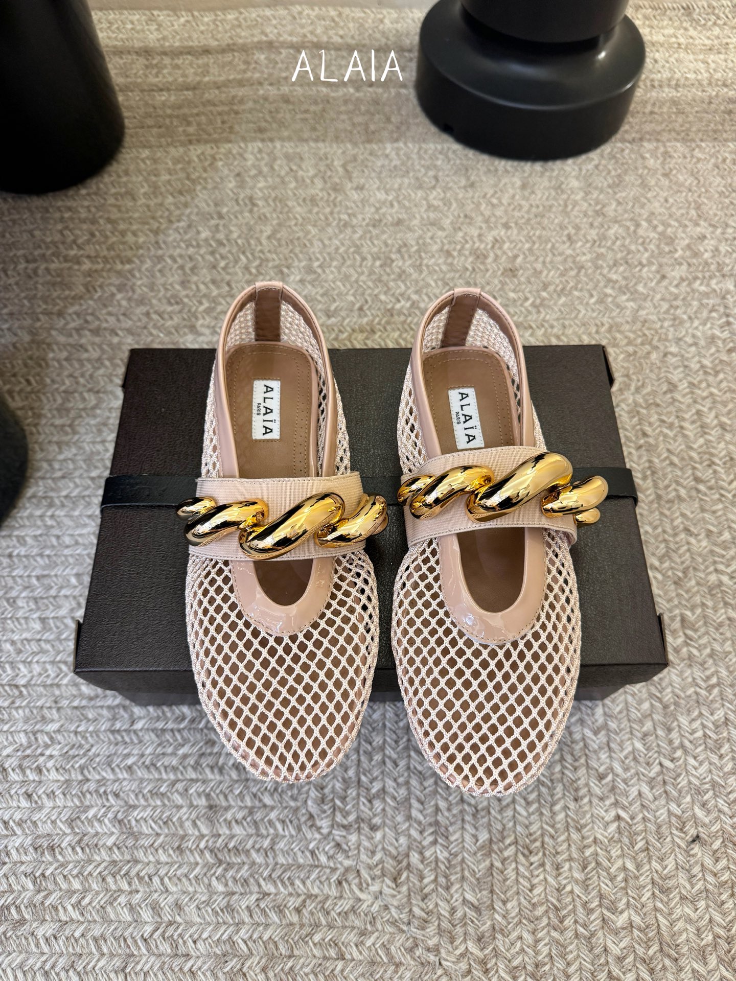 ALAÏ* 26ss 早春新款链条装饰平底鞋单鞋鞋面采用柔软的小羊皮，触感细腻且富有弹性，鞋身自然褶皱的