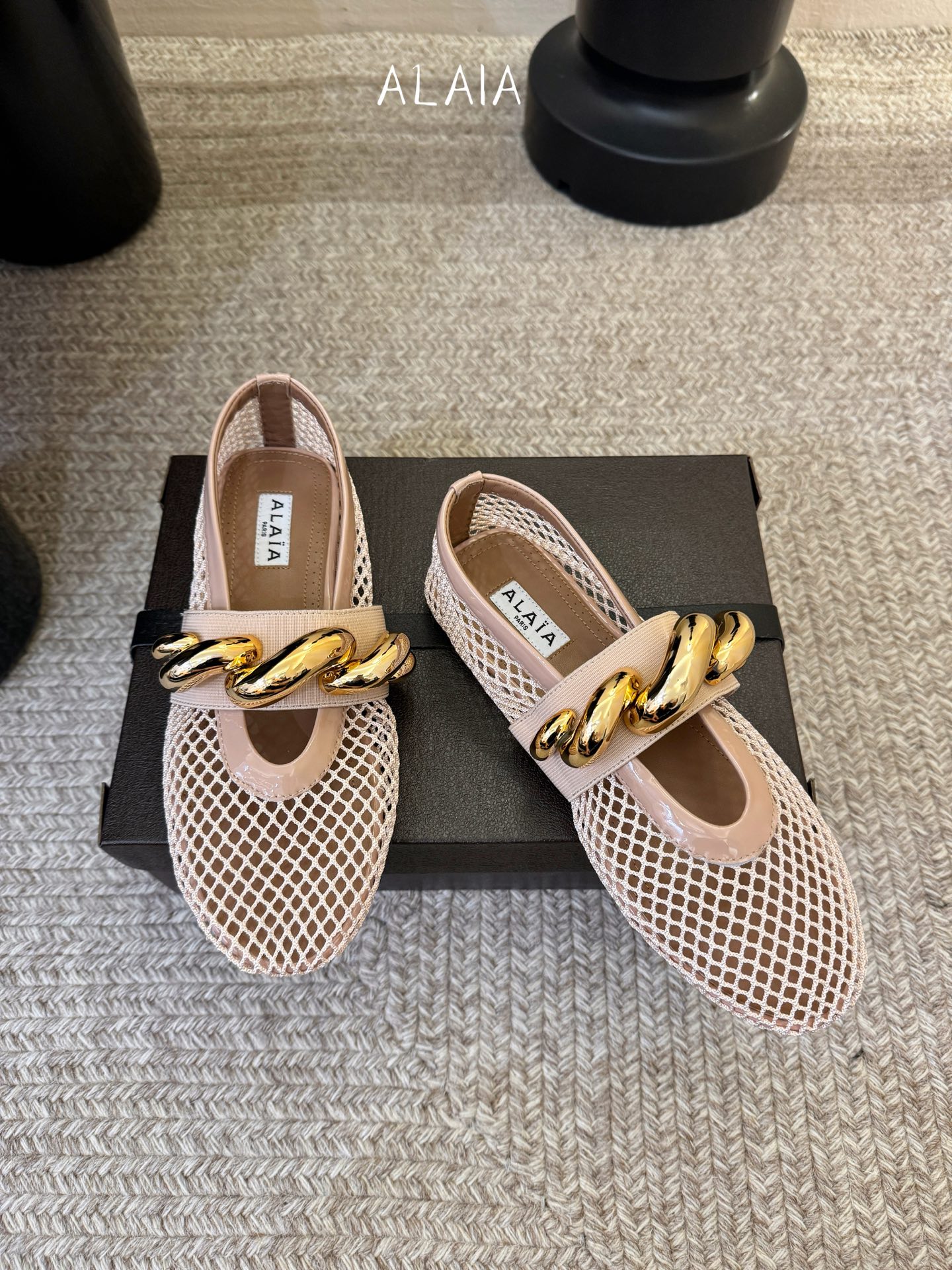 ALAÏ* 26ss 早春新款链条装饰平底鞋单鞋鞋面采用柔软的小羊皮，触感细腻且富有弹性，鞋身自然褶皱的