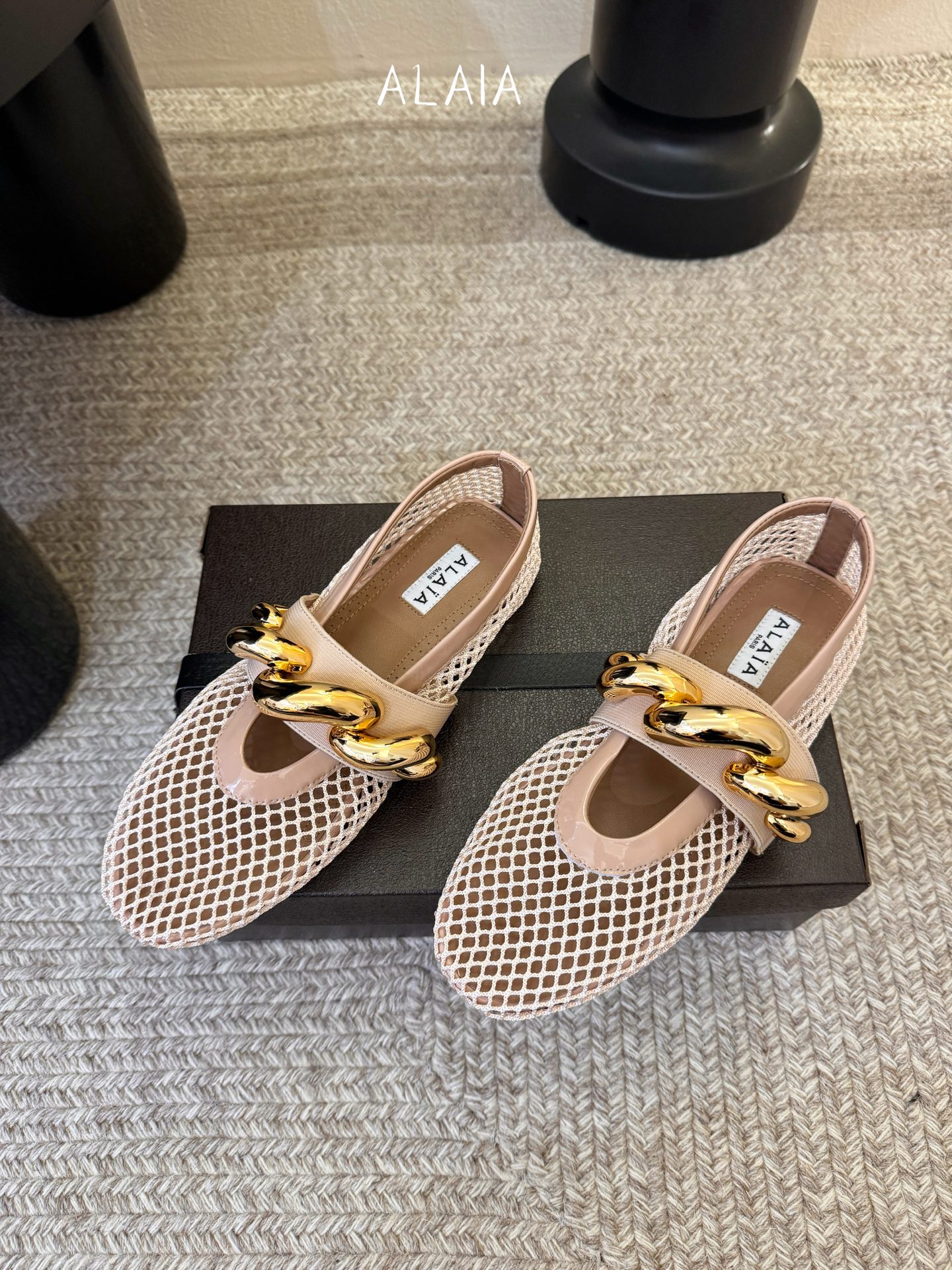 ALAÏ* 26ss 早春新款链条装饰平底鞋单鞋鞋面采用柔软的小羊皮，触感细腻且富有弹性，鞋身自然褶皱的