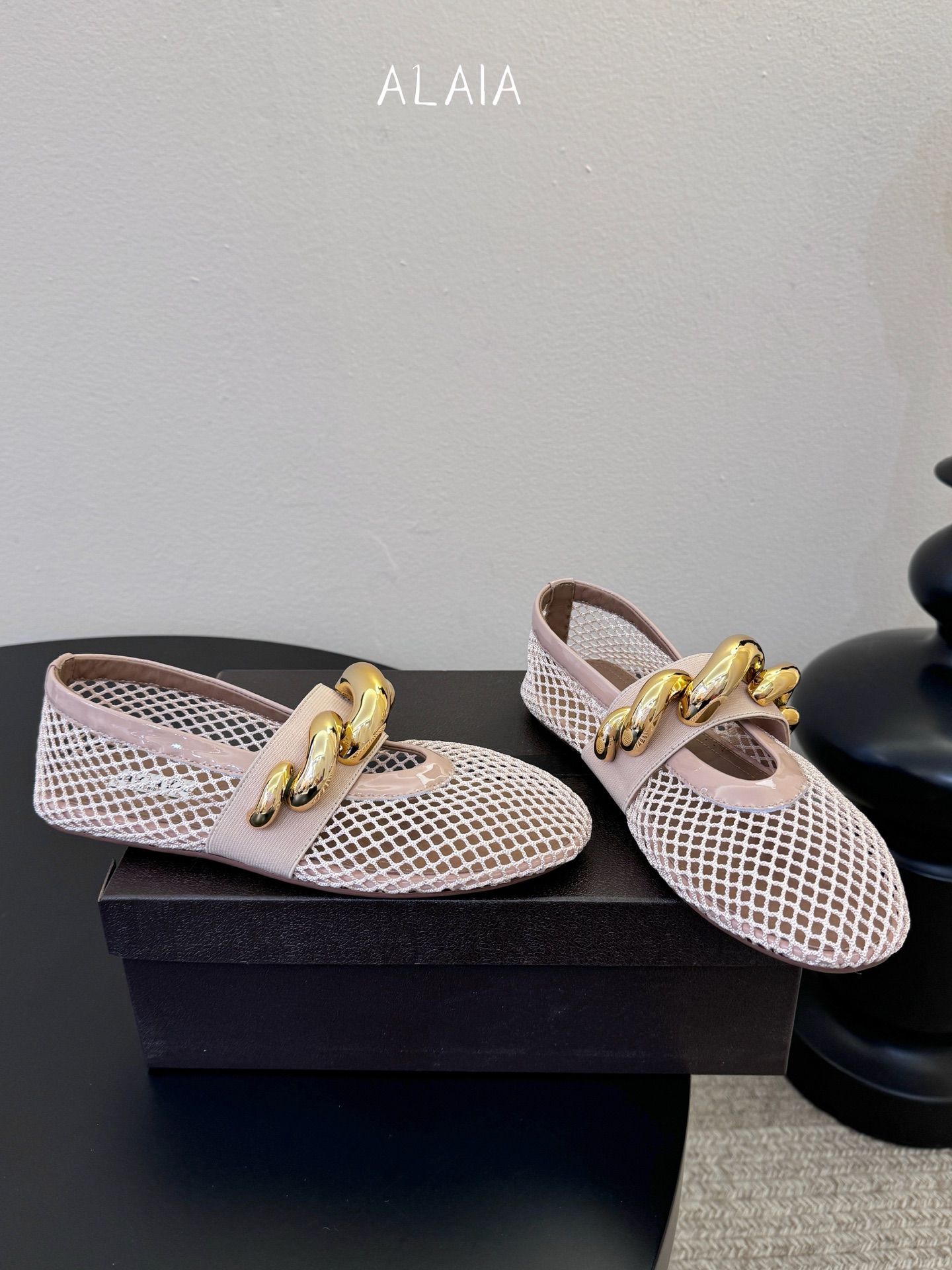 ALAÏ* 26ss 早春新款链条装饰平底鞋单鞋鞋面采用柔软的小羊皮，触感细腻且富有弹性，鞋身自然褶皱的