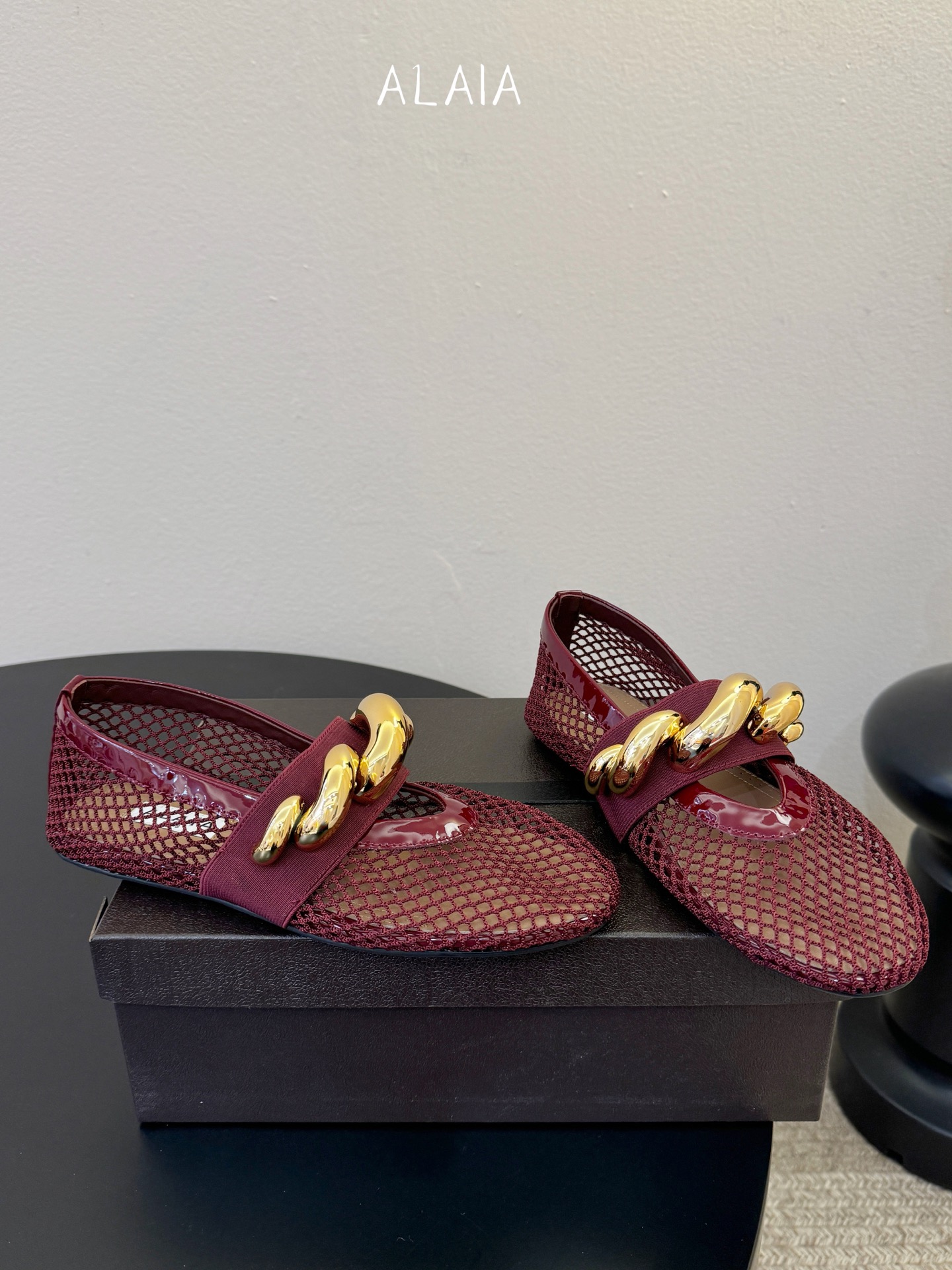 ALAÏ* 26ss 早春新款链条装饰平底鞋单鞋鞋面采用柔软的小羊皮，触感细腻且富有弹性，鞋身自然褶皱的