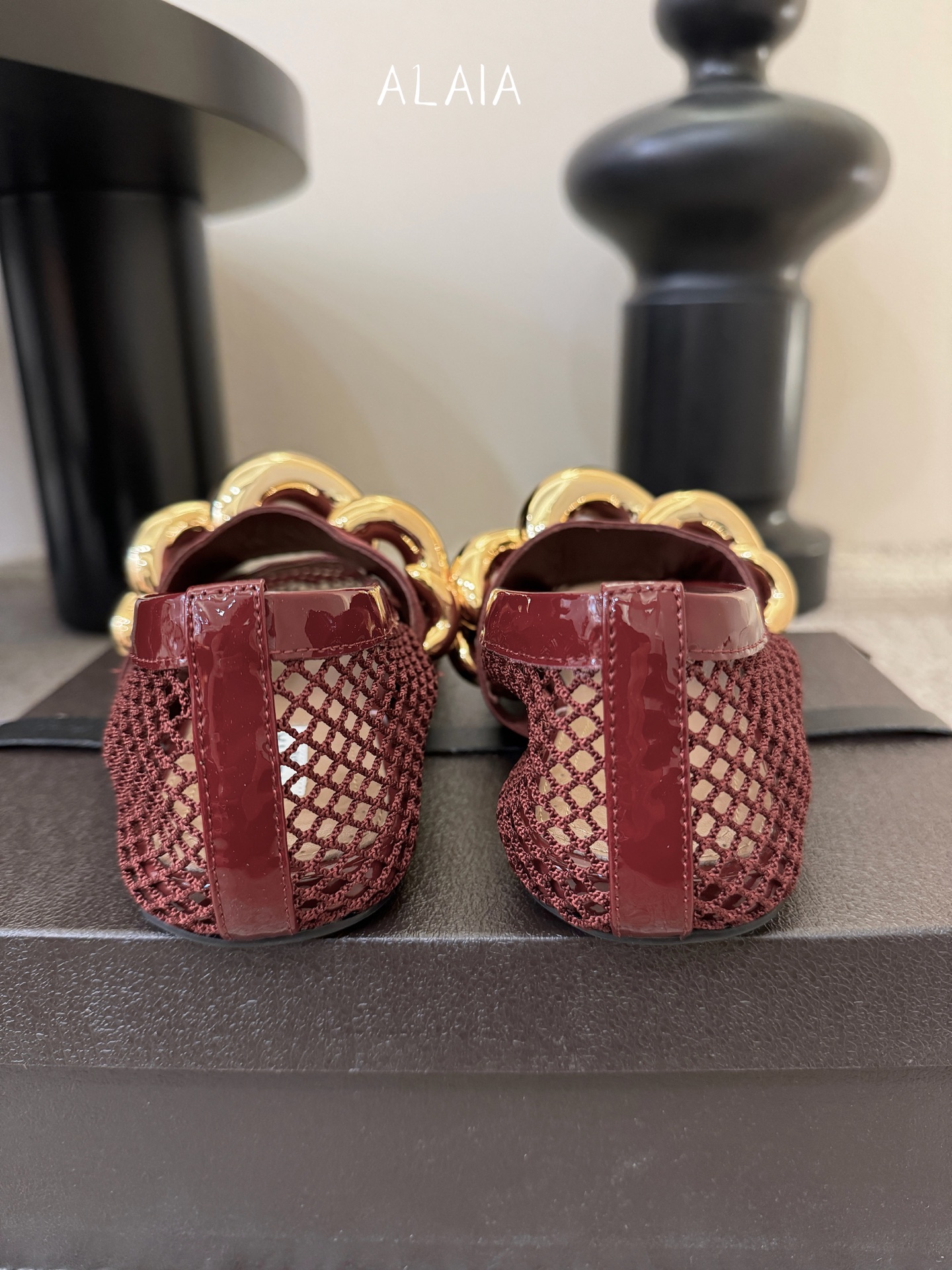 ALAÏ* 26ss 早春新款链条装饰平底鞋单鞋鞋面采用柔软的小羊皮，触感细腻且富有弹性，鞋身自然褶皱的