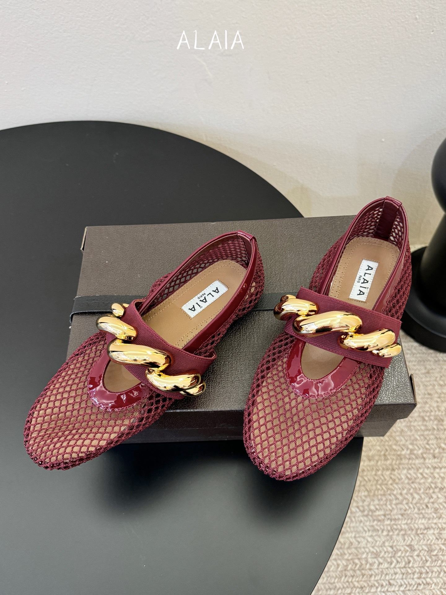 ALAÏ* 26ss 早春新款链条装饰平底鞋单鞋鞋面采用柔软的小羊皮，触感细腻且富有弹性，鞋身自然褶皱的