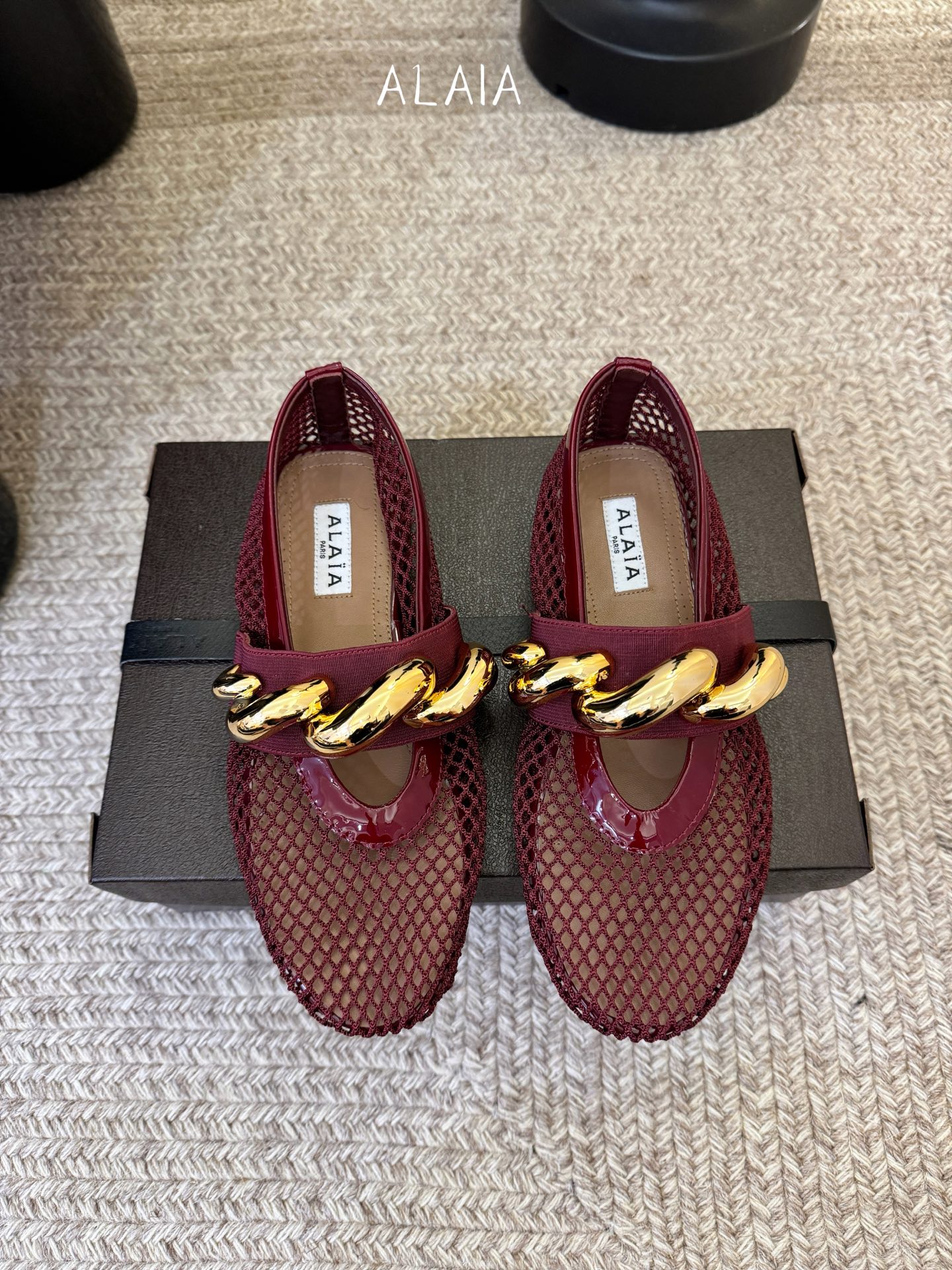 ALAÏ* 26ss 早春新款链条装饰平底鞋单鞋鞋面采用柔软的小羊皮，触感细腻且富有弹性，鞋身自然褶皱的