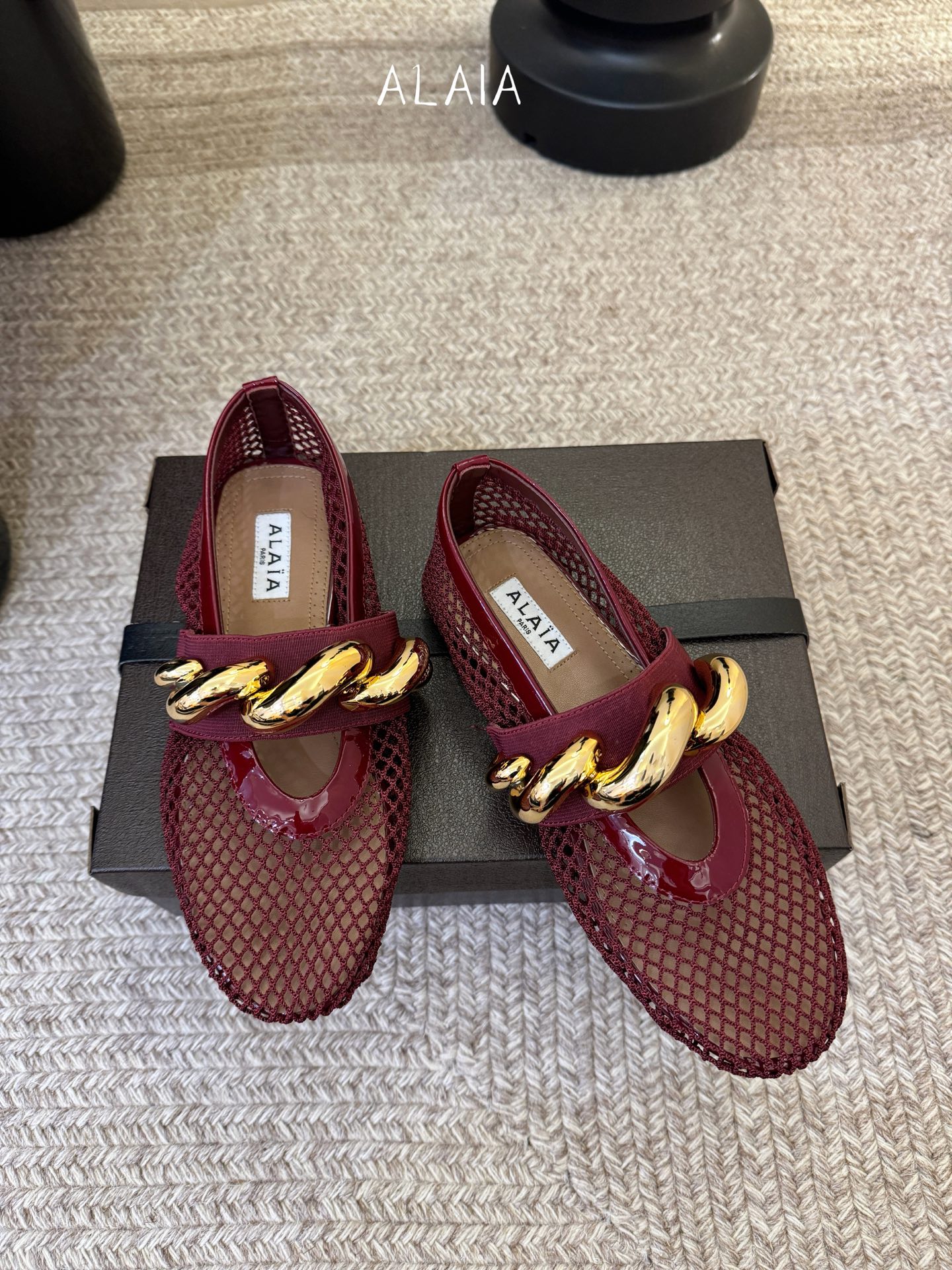 ALAÏ* 26ss 早春新款链条装饰平底鞋单鞋鞋面采用柔软的小羊皮，触感细腻且富有弹性，鞋身自然褶皱的