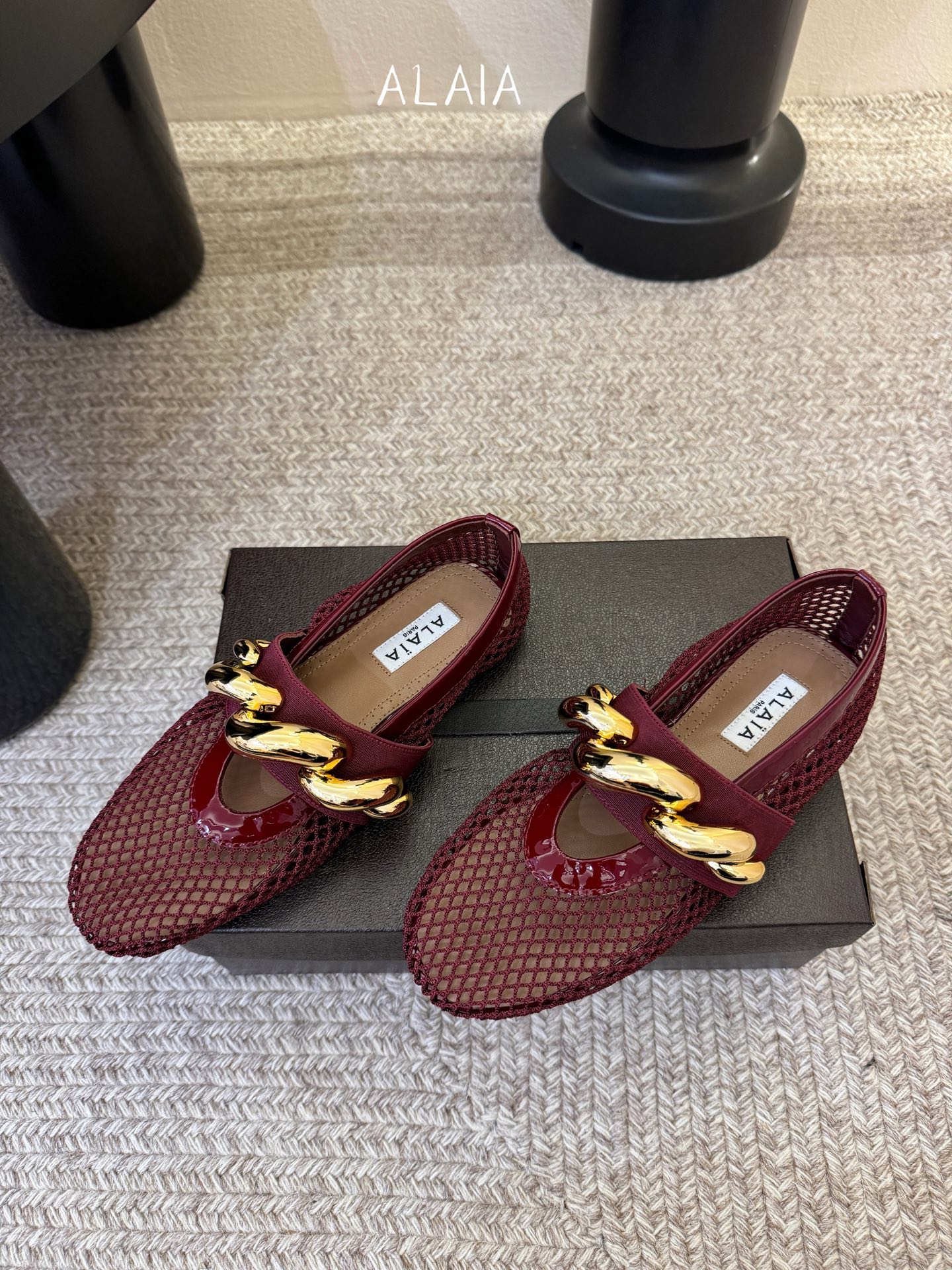 ALAÏ* 26ss 早春新款链条装饰平底鞋单鞋鞋面采用柔软的小羊皮，触感细腻且富有弹性，鞋身自然褶皱的