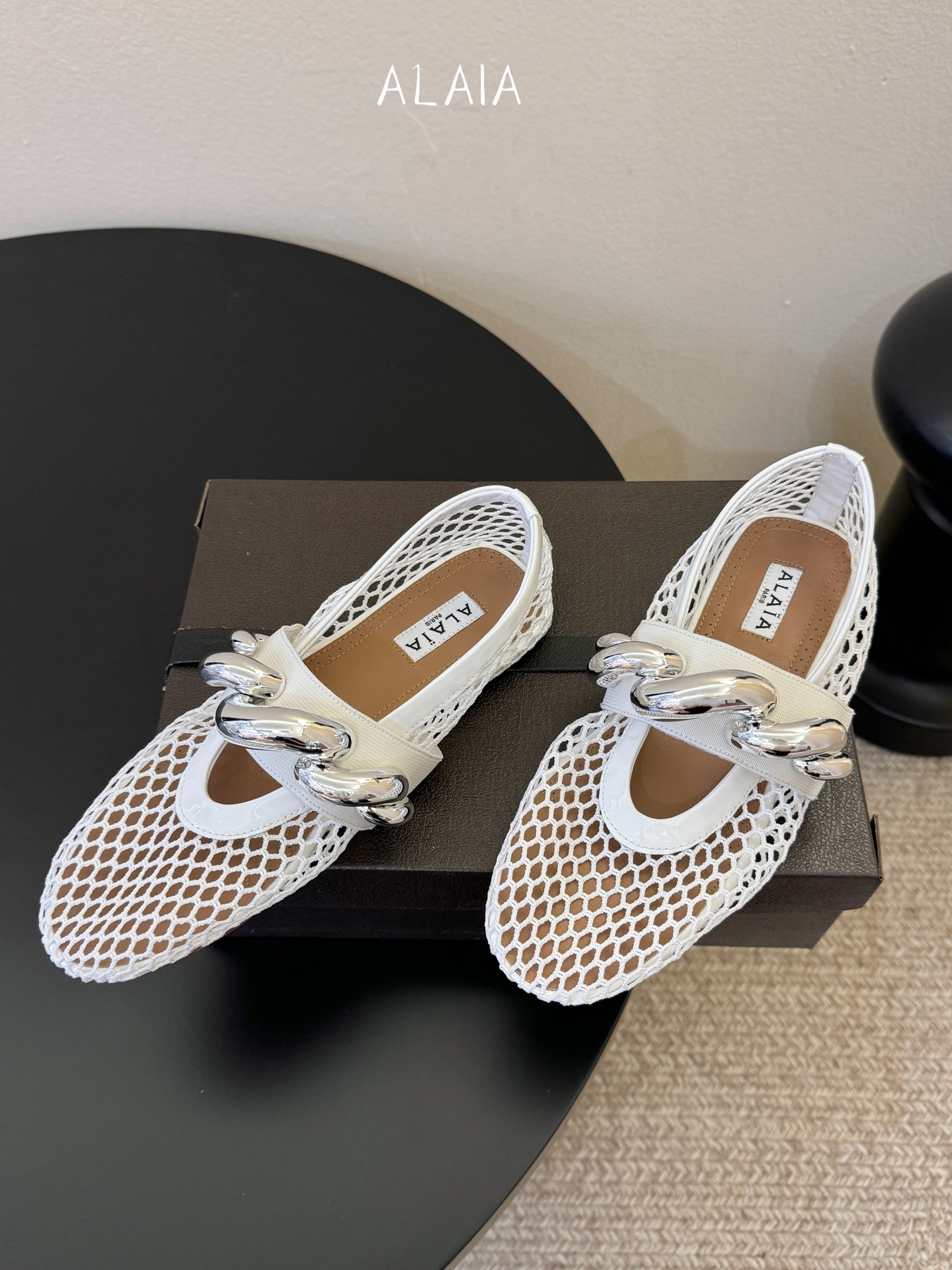 ALAÏ* 26ss 早春新款链条装饰平底鞋单鞋鞋面采用柔软的小羊皮，触感细腻且富有弹性，鞋身自然褶皱的
