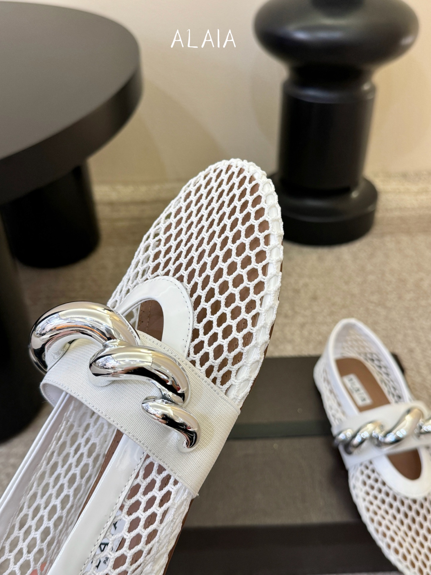 ALAÏ* 26ss 早春新款链条装饰平底鞋单鞋鞋面采用柔软的小羊皮，触感细腻且富有弹性，鞋身自然褶皱的