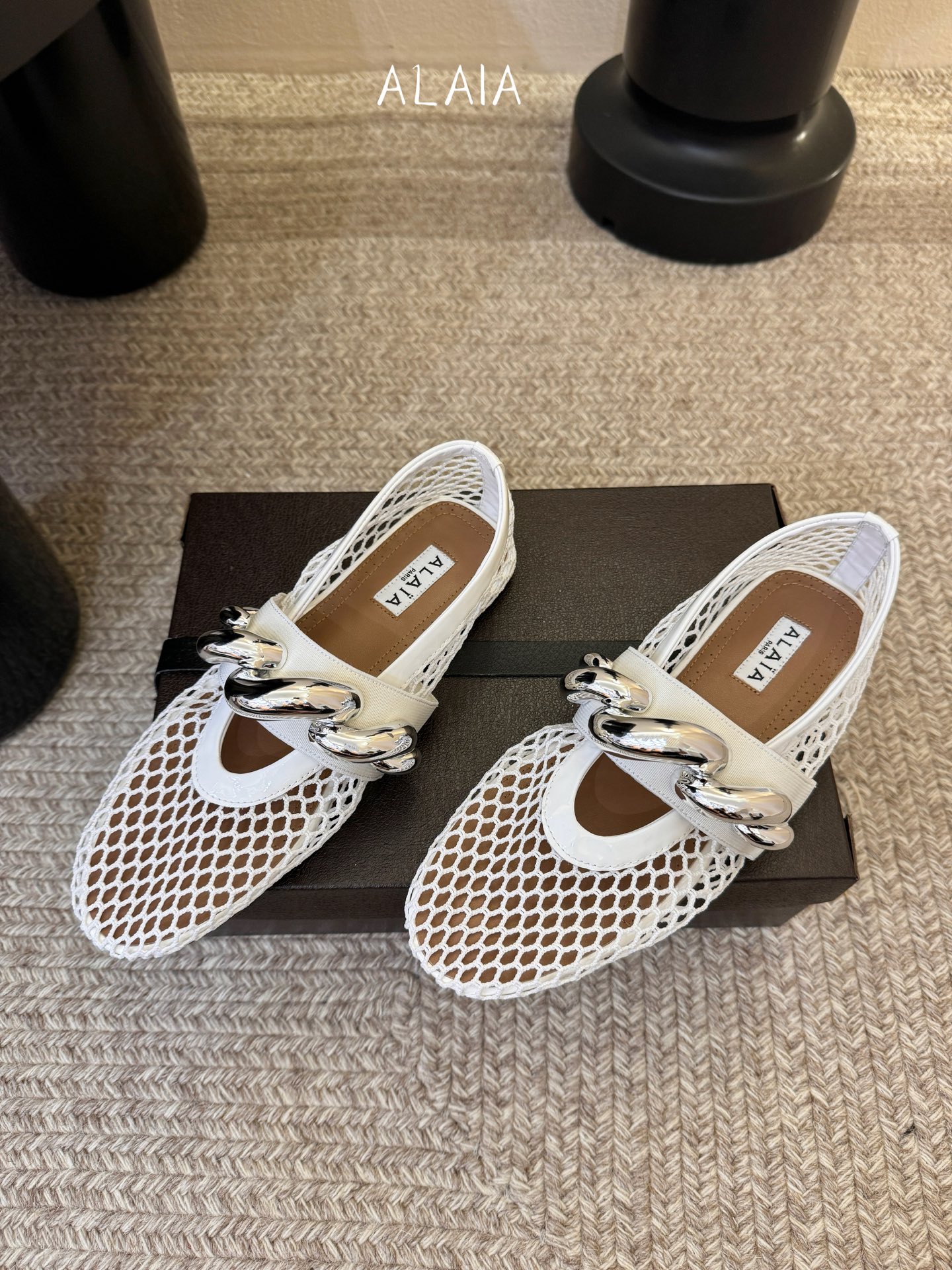 ALAÏ* 26ss 早春新款链条装饰平底鞋单鞋鞋面采用柔软的小羊皮，触感细腻且富有弹性，鞋身自然褶皱的