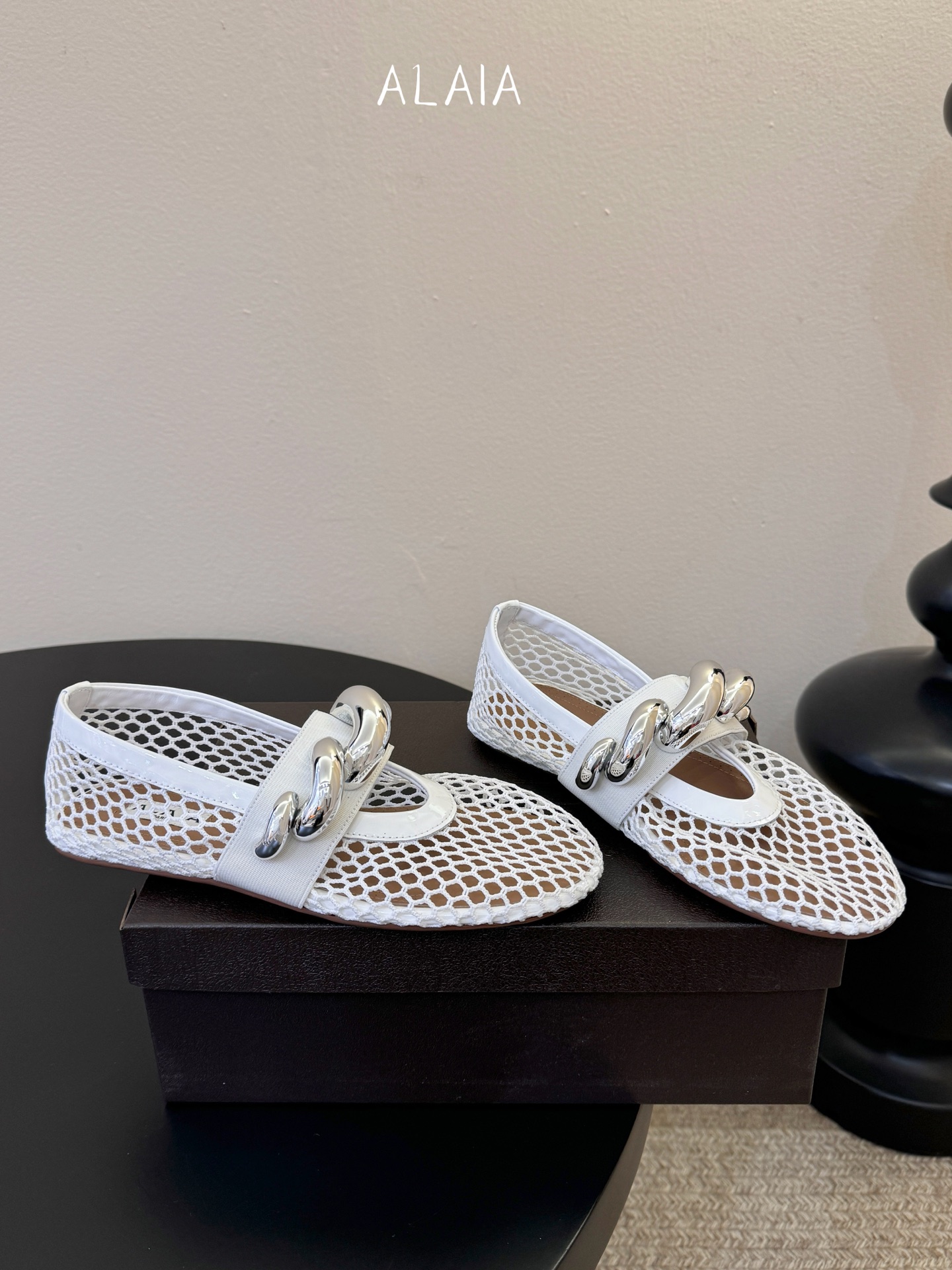 ALAÏ* 26ss 早春新款链条装饰平底鞋单鞋鞋面采用柔软的小羊皮，触感细腻且富有弹性，鞋身自然褶皱的