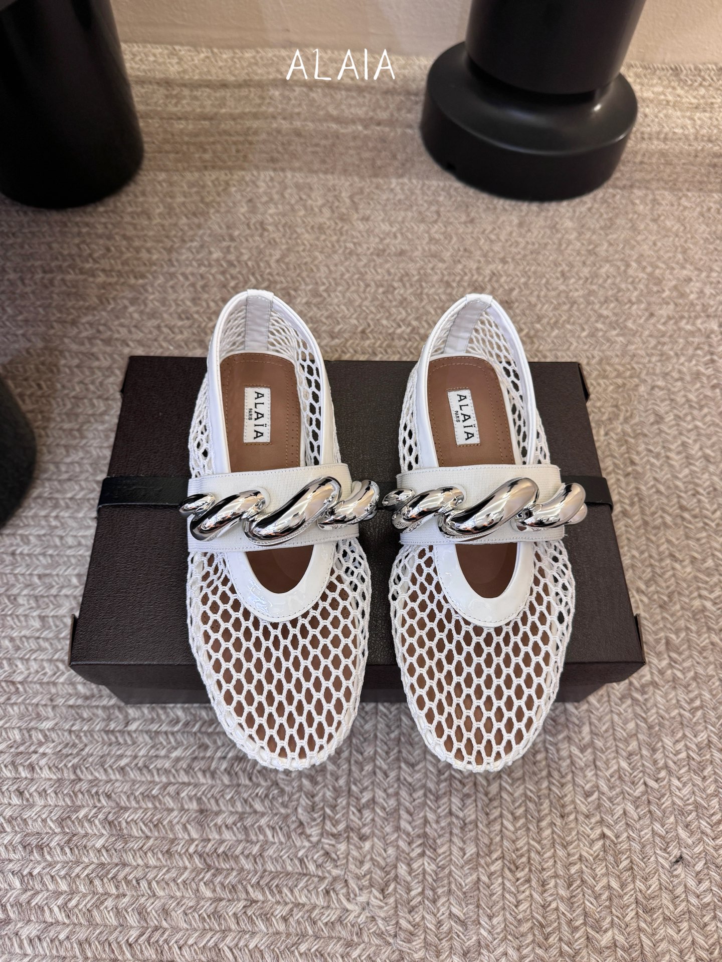 ALAÏ* 26ss 早春新款链条装饰平底鞋单鞋鞋面采用柔软的小羊皮，触感细腻且富有弹性，鞋身自然褶皱的