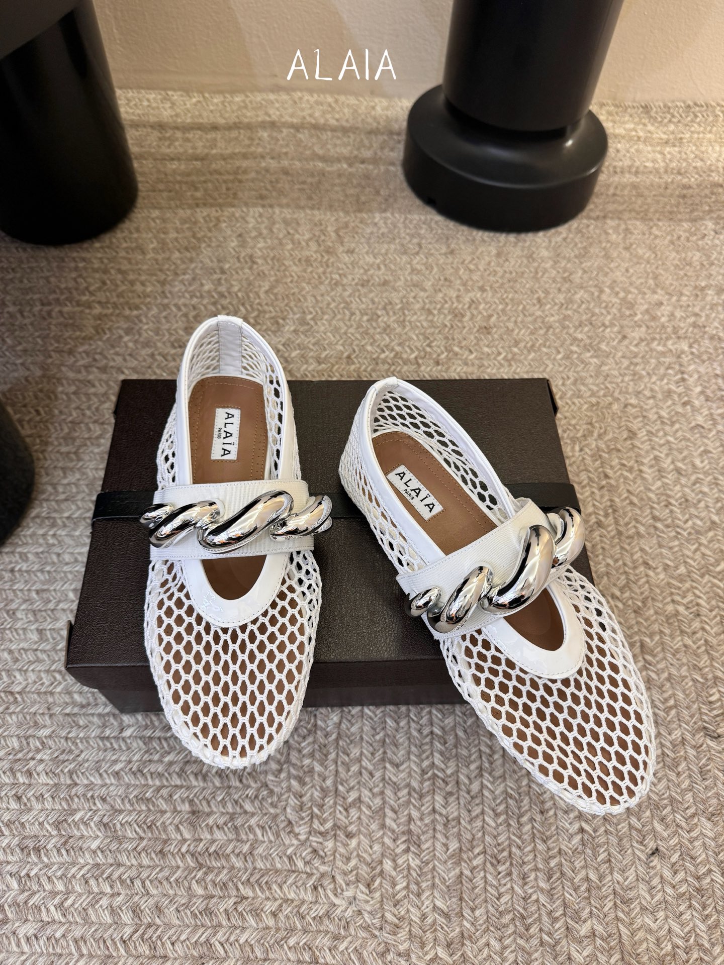ALAÏ* 26ss 早春新款链条装饰平底鞋单鞋鞋面采用柔软的小羊皮，触感细腻且富有弹性，鞋身自然褶皱的