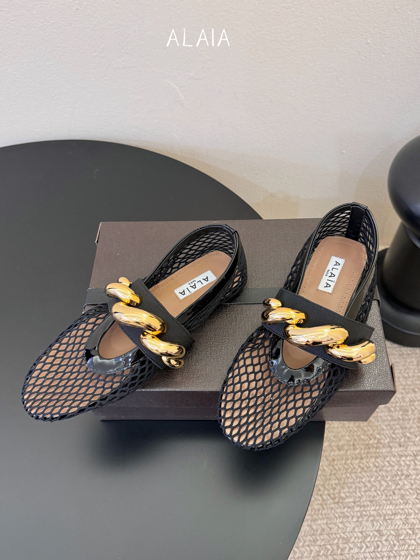 ALAÏ* 26ss 早春新款链条装饰平底鞋单鞋鞋面采用柔软的小羊皮，触感细腻且富有弹性，鞋身自然褶皱的