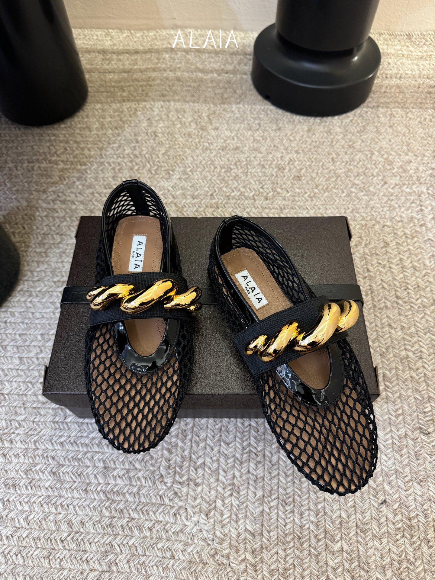 ALAÏ* 26ss 早春新款链条装饰平底鞋单鞋鞋面采用柔软的小羊皮，触感细腻且富有弹性，鞋身自然褶皱的