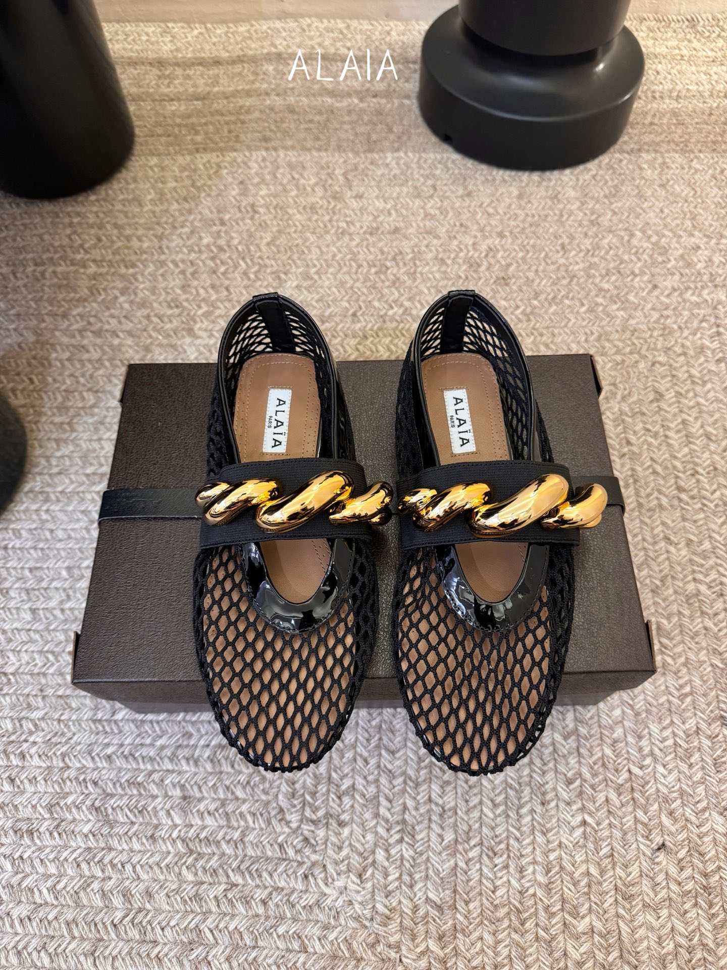 NO:757927,ALA* 26ss early spring new chain-embellished flat shoes. The upper is made of soft lambskin, which is delicate and elastic to the touch. The natural pleated design of the shoe body brings a lazy and casual temperament; the metal chain is made of thick golden brass, and the surface is polished to give it a strong luster, which is in sharp contrast to the soft leather.  The double-layer interlaced metal chain on the upper is the brand's iconic element, both recognizable and decorative; the lace-less slip-on design is easy to put on and take off, and the cut to fit the foot ensures stability when walking. Mesh upper, sheepskin lining, leather outsole, 1cm higher, size 35-41 (customized sizes 40 and 41 are not returnable), single shoes, flats, sheepskin, Leather soles19860909ALA* 26ss 早春新款链条装饰平底鞋单鞋 鞋面采用柔软的小羊皮,触感细腻且富有弹性,鞋身自然褶皱的设计自带慵懒随性的气质；金属链条选用厚重的金色黄铜材质,表面经过抛光处理,光泽感强烈,与柔软皮革形成鲜明对比. 鞋面上的双层交错金属链条是品牌标志性元素,兼具辨识度与装饰性；无鞋带的套脚设计穿脱便捷,贴合脚面的剪裁保证了行走时的稳定性. 鞋面网面 内里羊皮 大底真皮大底 增高1cm size35-41码（40、41码定制不退换）,单鞋,flats,sheepskin,Leather soles,Women's Shoes