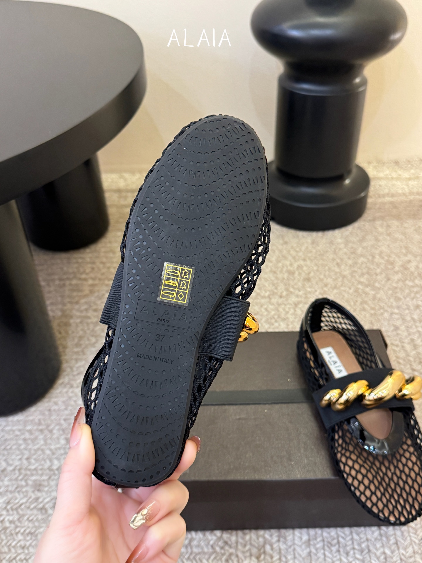 ALAÏ* 26ss 早春新款链条装饰平底鞋单鞋鞋面采用柔软的小羊皮，触感细腻且富有弹性，鞋身自然褶皱的