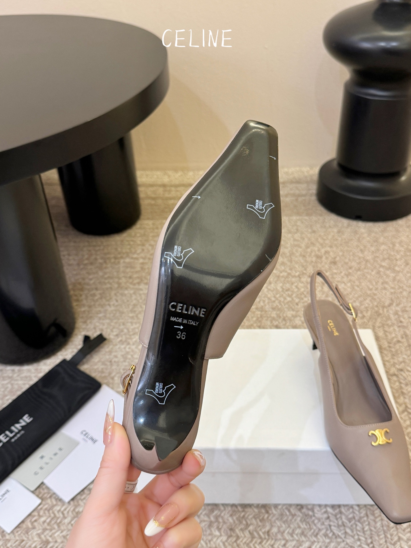 CELINE思琳2026春夏最新凯旋门走秀款 时装鞋 超多网红时尚博主种草 高级感舒适，配女神们的半身裙