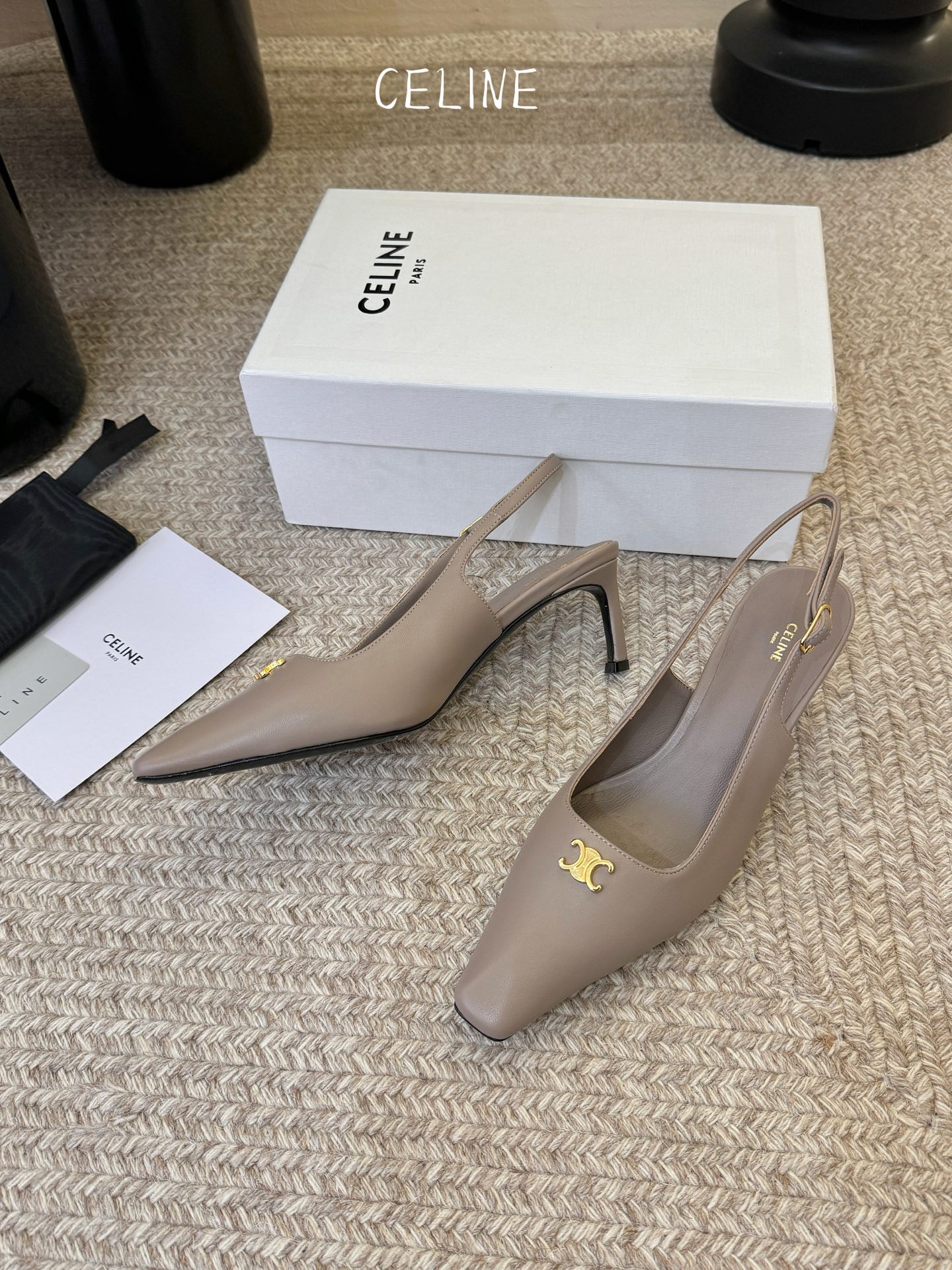 CELINE思琳2026春夏最新凯旋门走秀款 时装鞋 超多网红时尚博主种草 高级感舒适，配女神们的半身裙