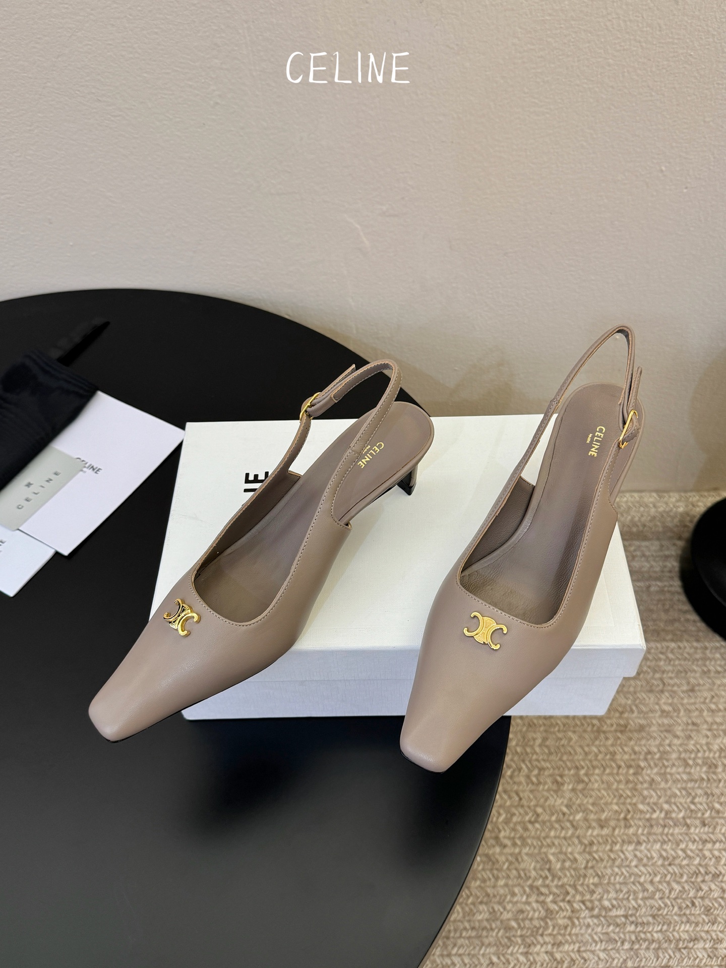 CELINE思琳2026春夏最新凯旋门走秀款 时装鞋 超多网红时尚博主种草 高级感舒适，配女神们的半身裙