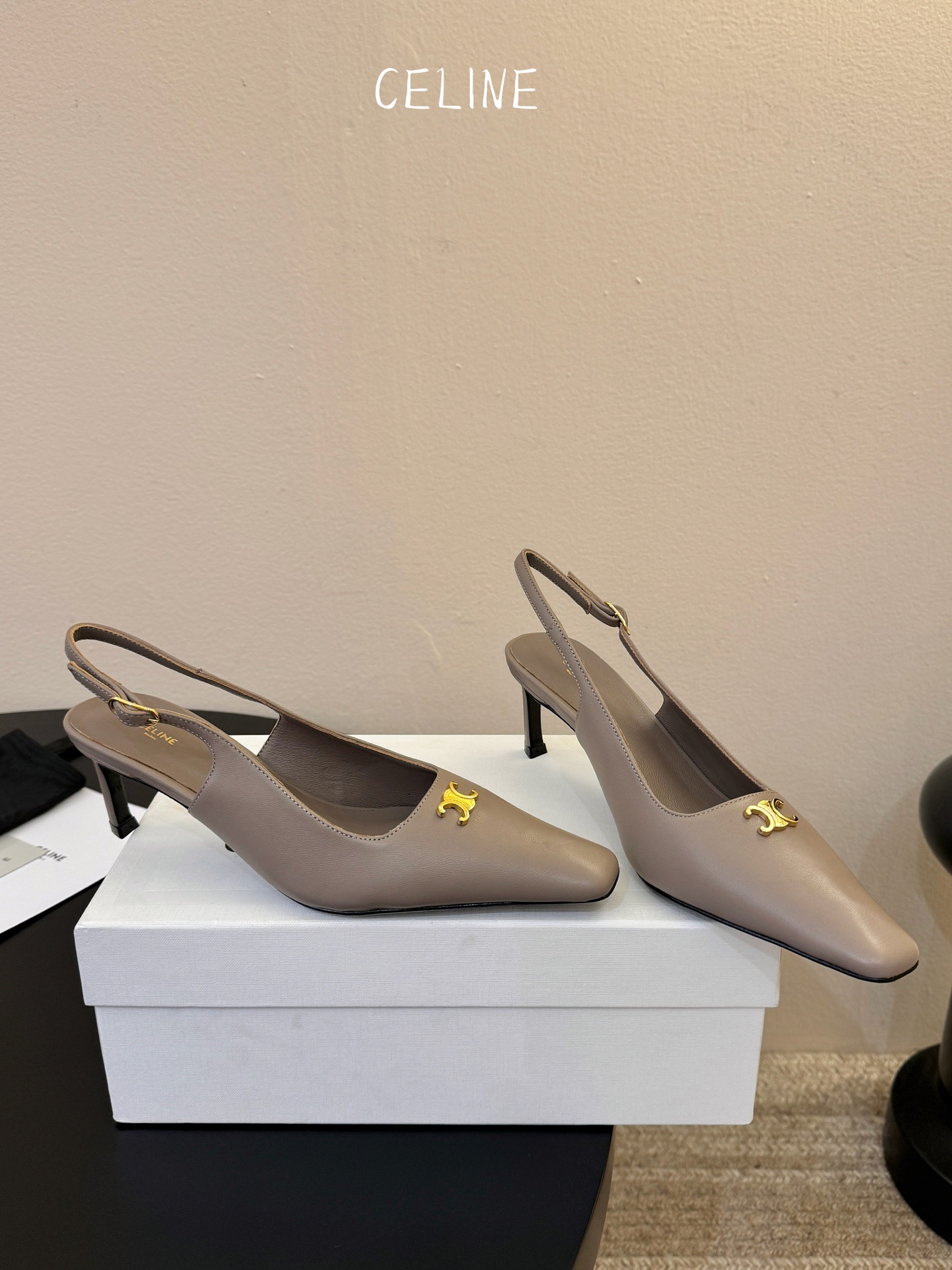 CELINE思琳2026春夏最新凯旋门走秀款 时装鞋 超多网红时尚博主种草 高级感舒适，配女神们的半身裙