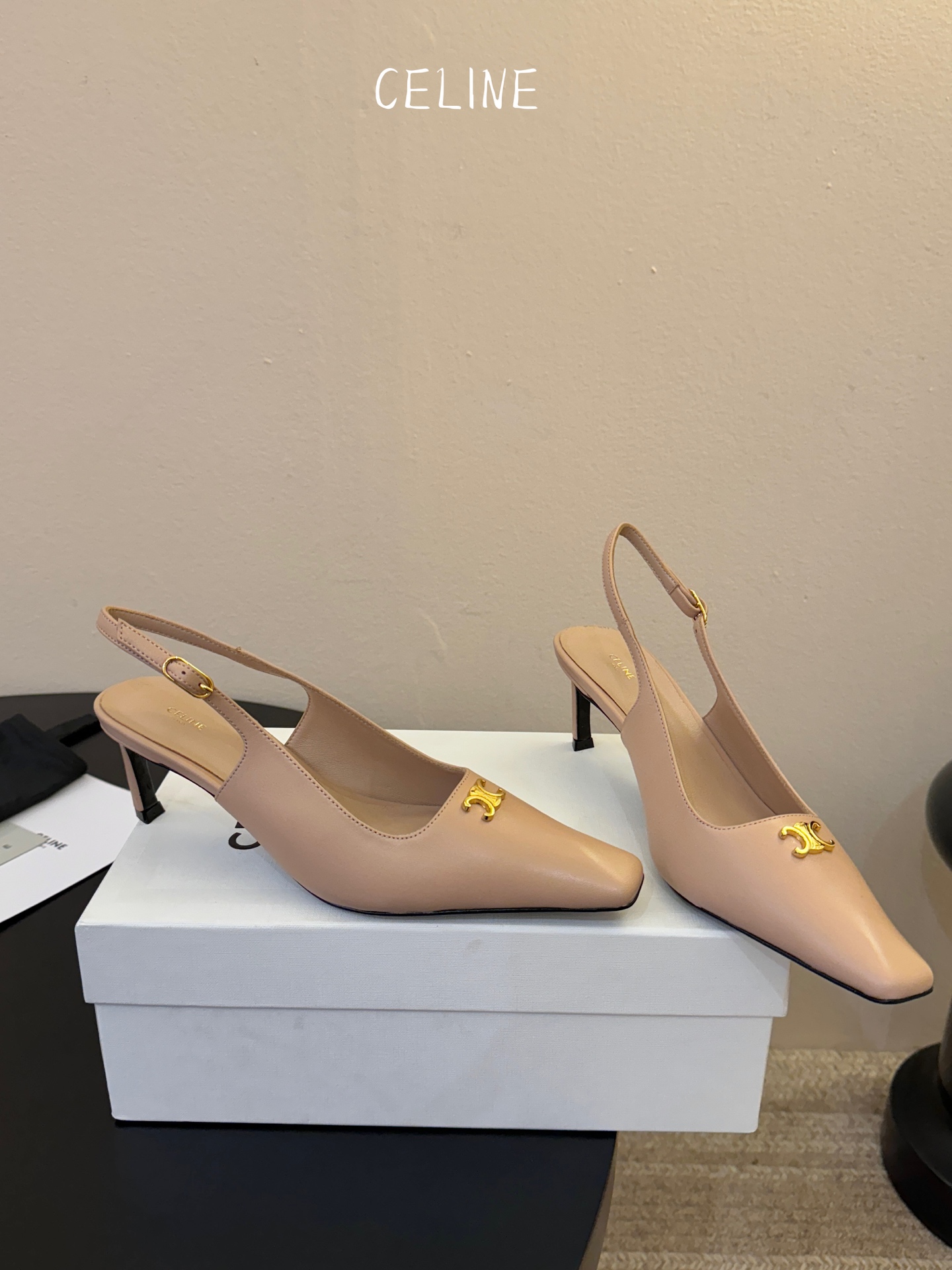 CELINE思琳2026春夏最新凯旋门走秀款 时装鞋 超多网红时尚博主种草 高级感舒适，配女神们的半身裙