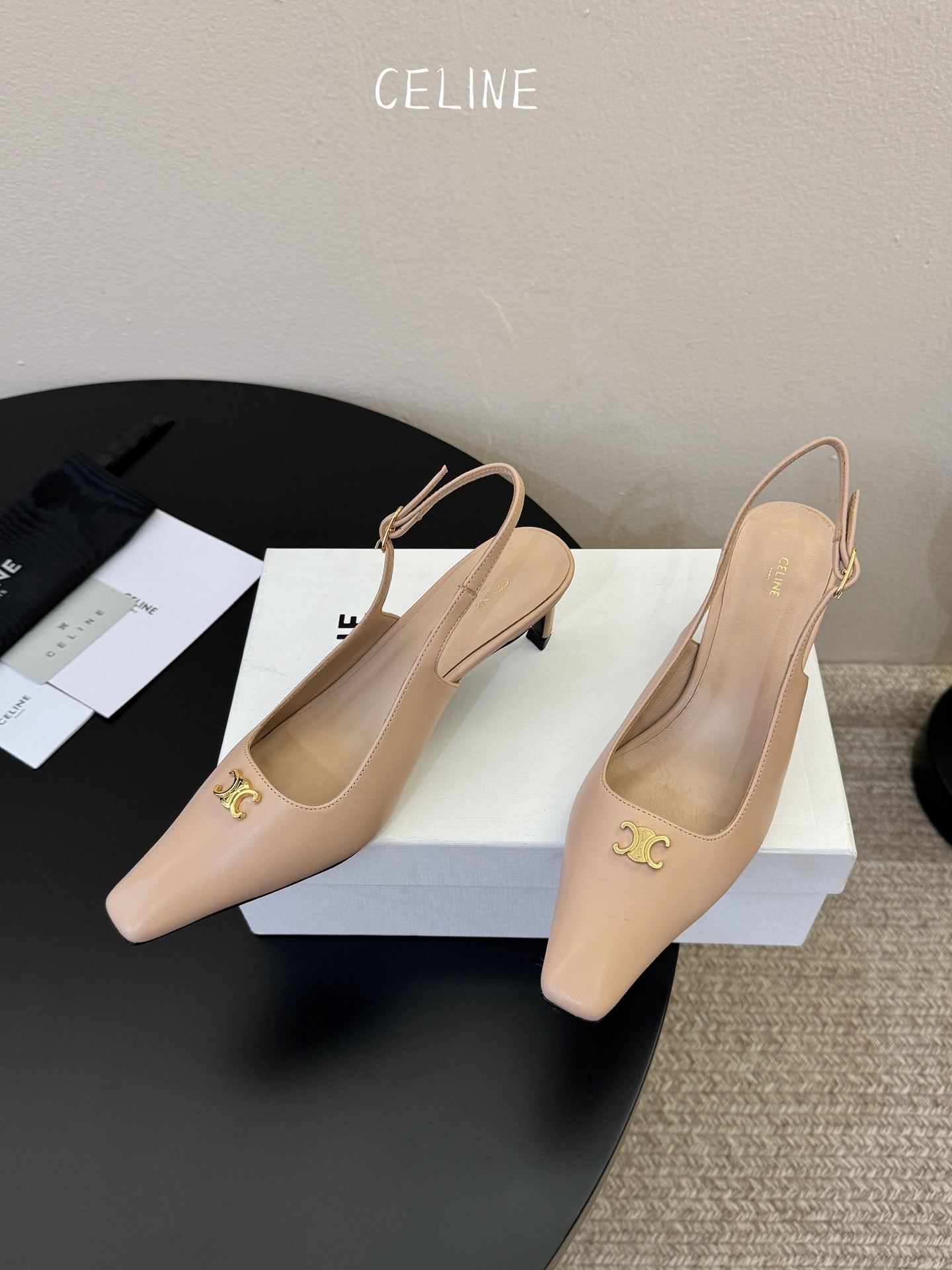 CELINE思琳2026春夏最新凯旋门走秀款 时装鞋 超多网红时尚博主种草 高级感舒适，配女神们的半身裙