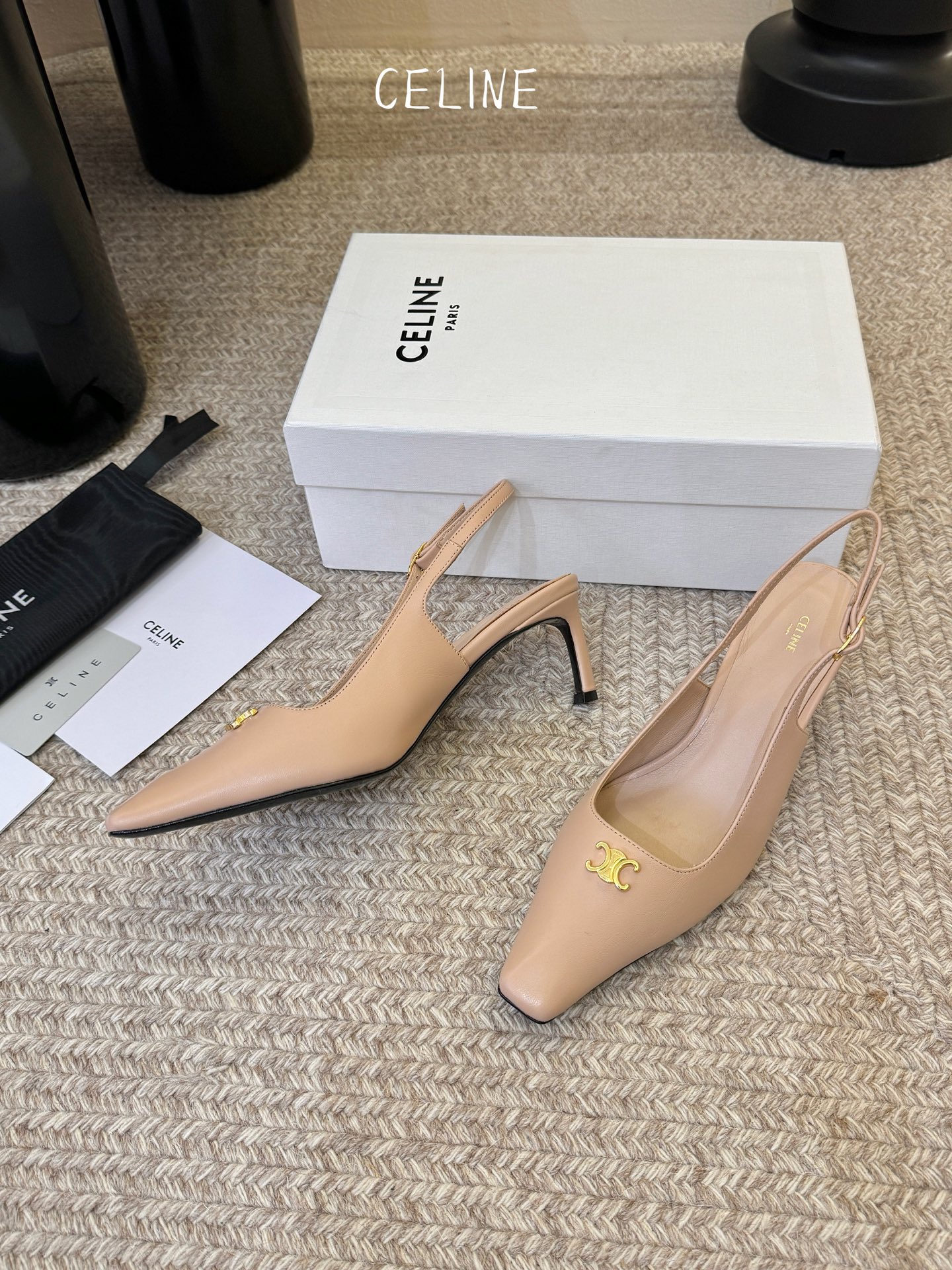 CELINE思琳2026春夏最新凯旋门走秀款 时装鞋 超多网红时尚博主种草 高级感舒适，配女神们的半身裙