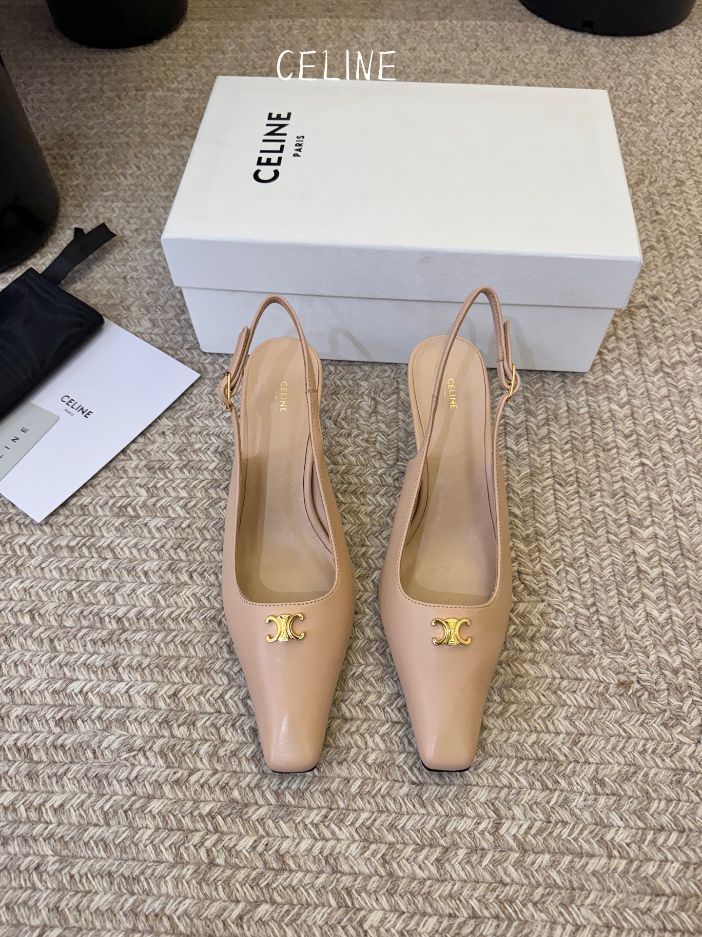 CELINE思琳2026春夏最新凯旋门走秀款 时装鞋 超多网红时尚博主种草 高级感舒适，配女神们的半身裙