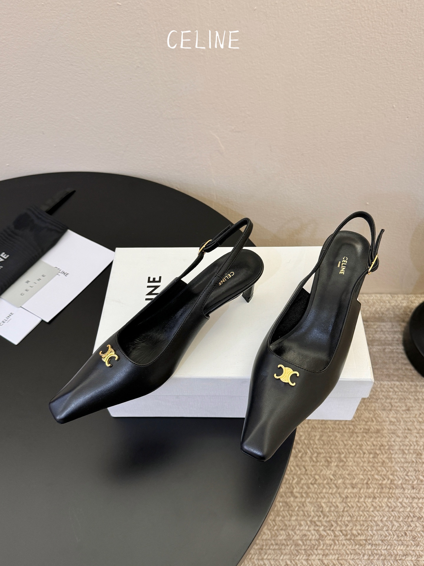 CELINE思琳2026春夏最新凯旋门走秀款 时装鞋 超多网红时尚博主种草 高级感舒适，配女神们的半身裙