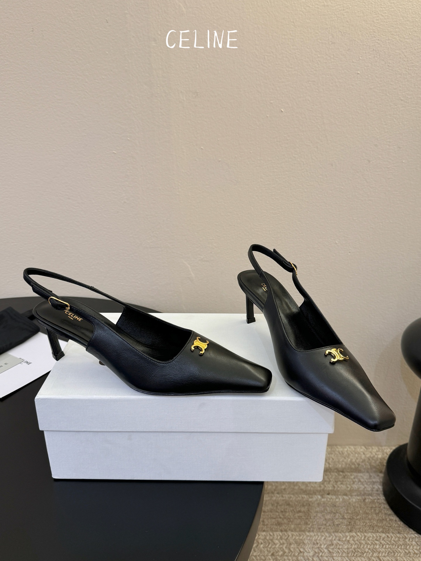 CELINE思琳2026春夏最新凯旋门走秀款 时装鞋 超多网红时尚博主种草 高级感舒适，配女神们的半身裙