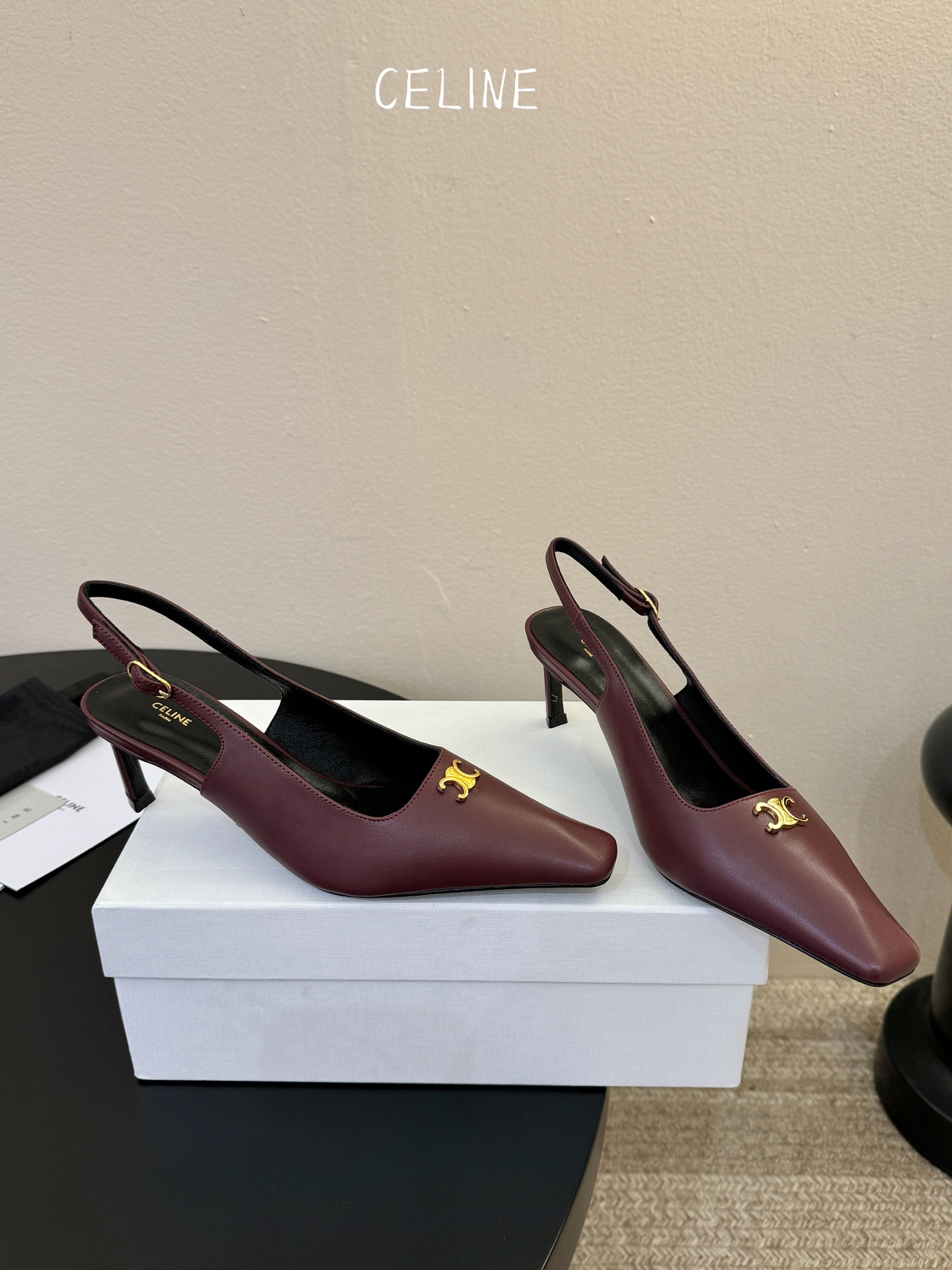 CELINE思琳2026春夏最新凯旋门走秀款 时装鞋 超多网红时尚博主种草 高级感舒适，配女神们的半身裙