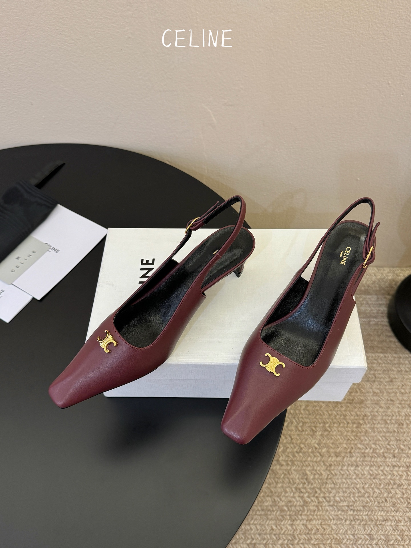 CELINE思琳2026春夏最新凯旋门走秀款 时装鞋 超多网红时尚博主种草 高级感舒适，配女神们的半身裙