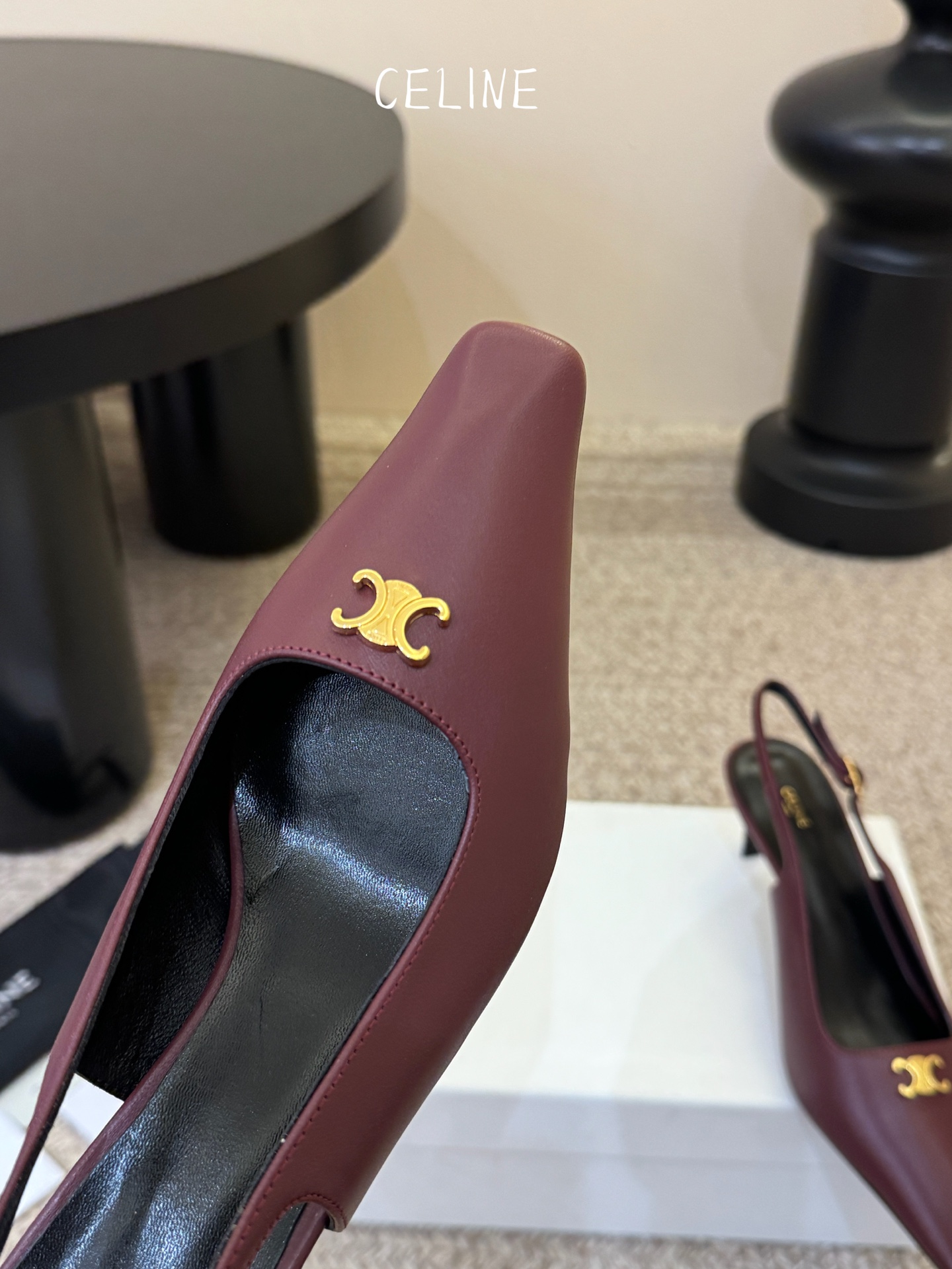 CELINE思琳2026春夏最新凯旋门走秀款 时装鞋 超多网红时尚博主种草 高级感舒适，配女神们的半身裙