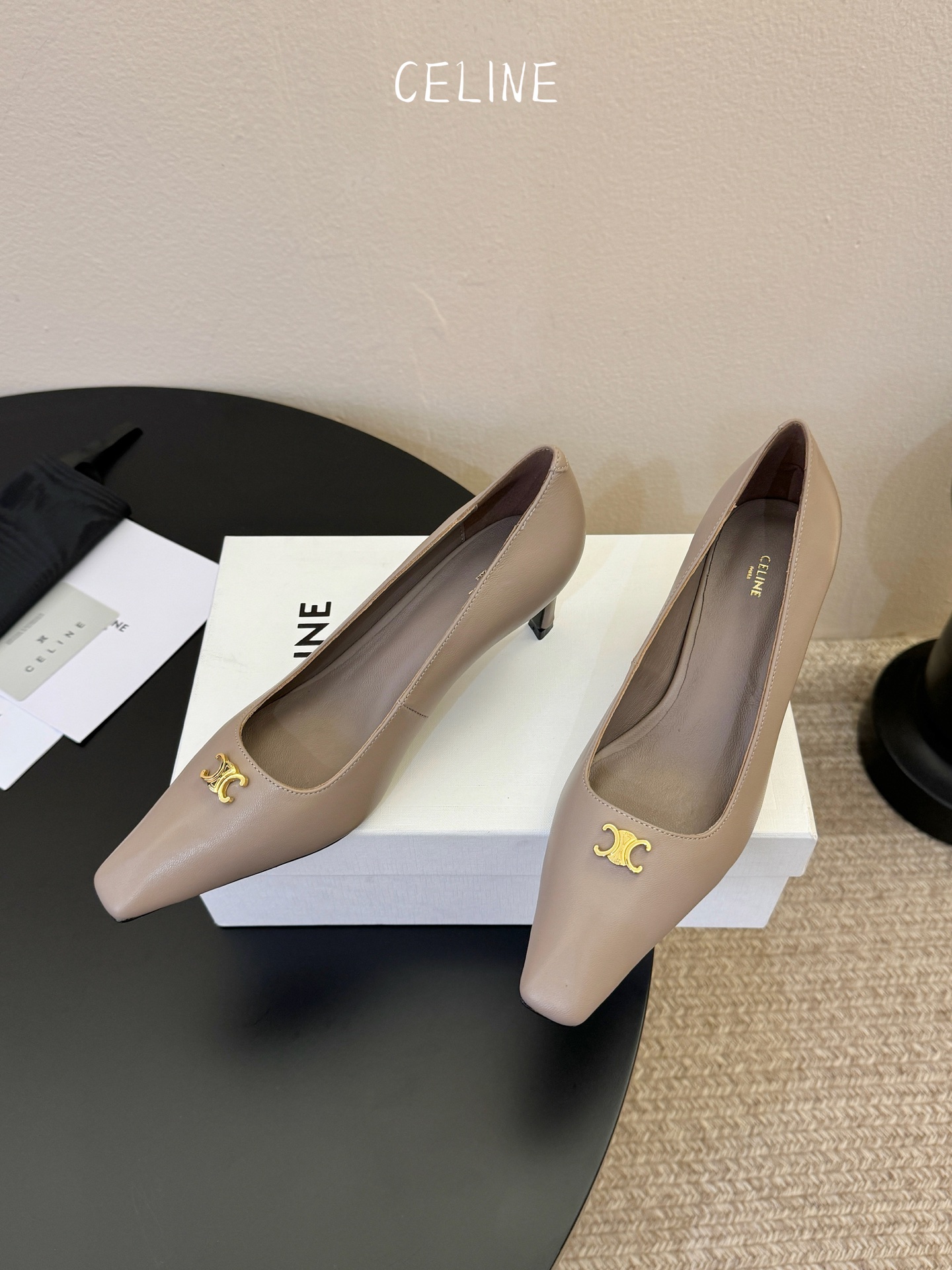 CELINE思琳2026春夏最新凯旋门走秀款 时装鞋 超多网红时尚博主种草 高级感舒适，配女神们的半身裙