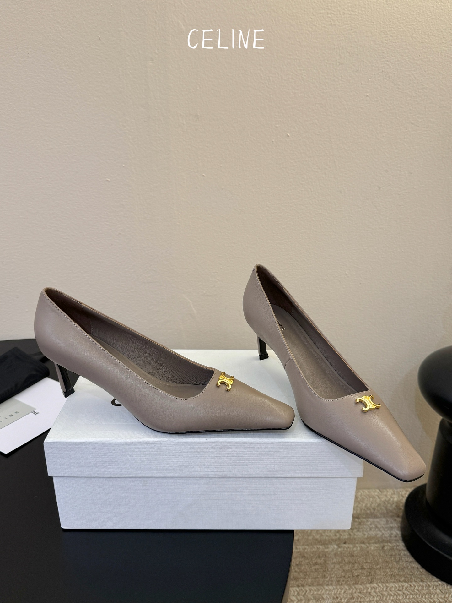 CELINE思琳2026春夏最新凯旋门走秀款 时装鞋 超多网红时尚博主种草 高级感舒适，配女神们的半身裙