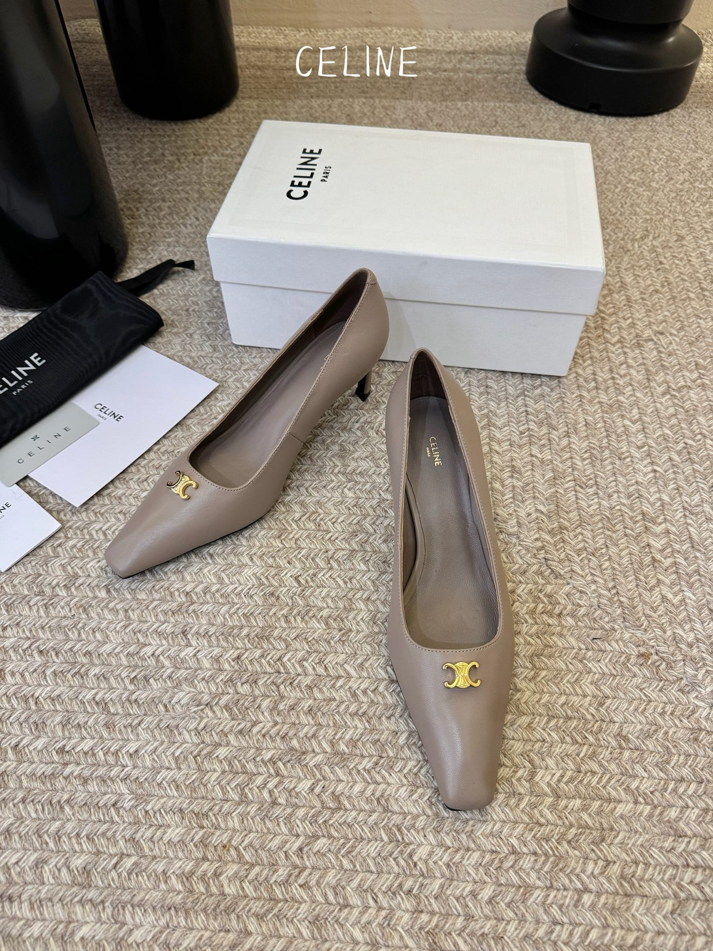 CELINE思琳2026春夏最新凯旋门走秀款 时装鞋 超多网红时尚博主种草 高级感舒适，配女神们的半身裙