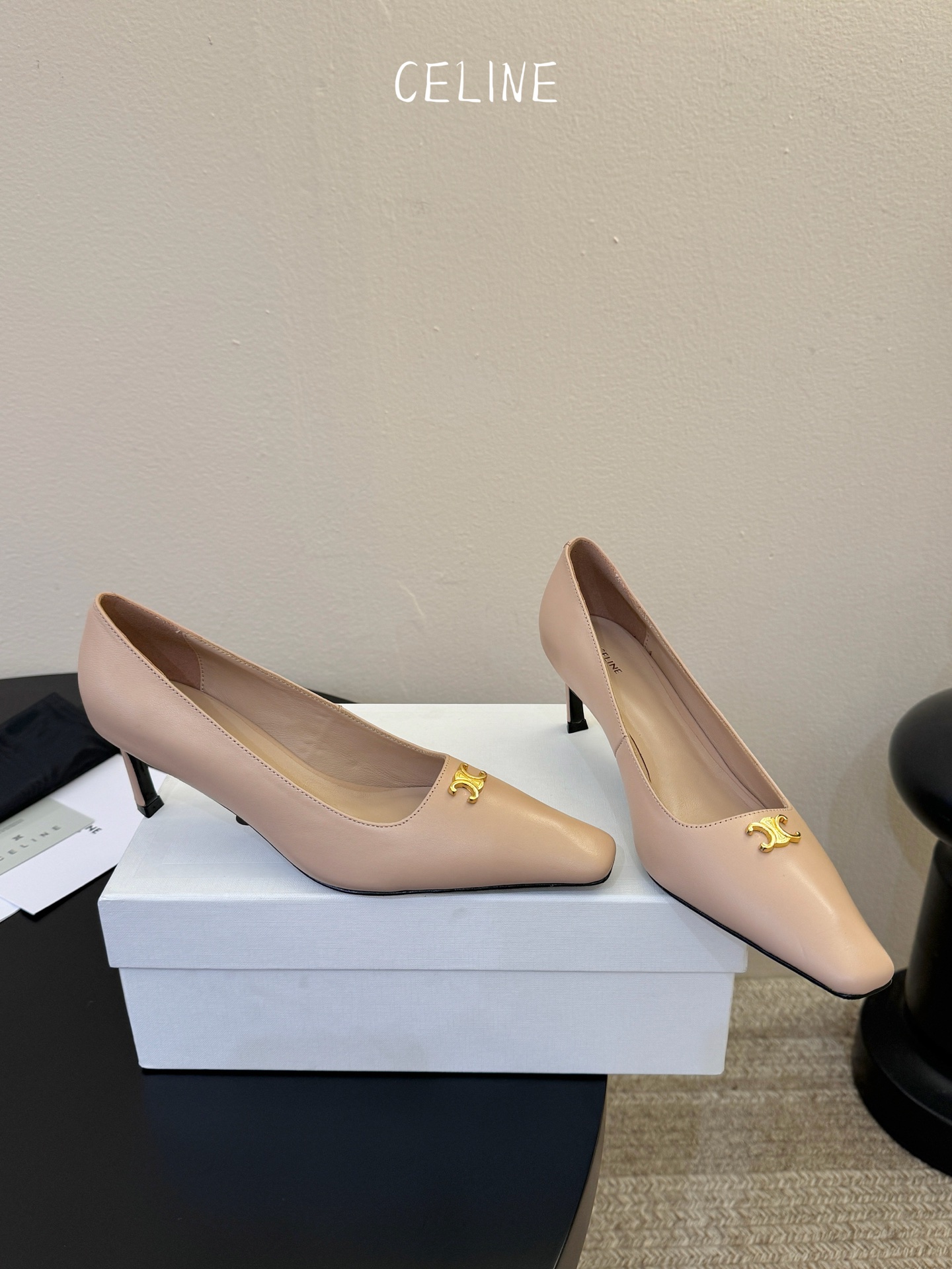 CELINE思琳2026春夏最新凯旋门走秀款 时装鞋 超多网红时尚博主种草 高级感舒适，配女神们的半身裙