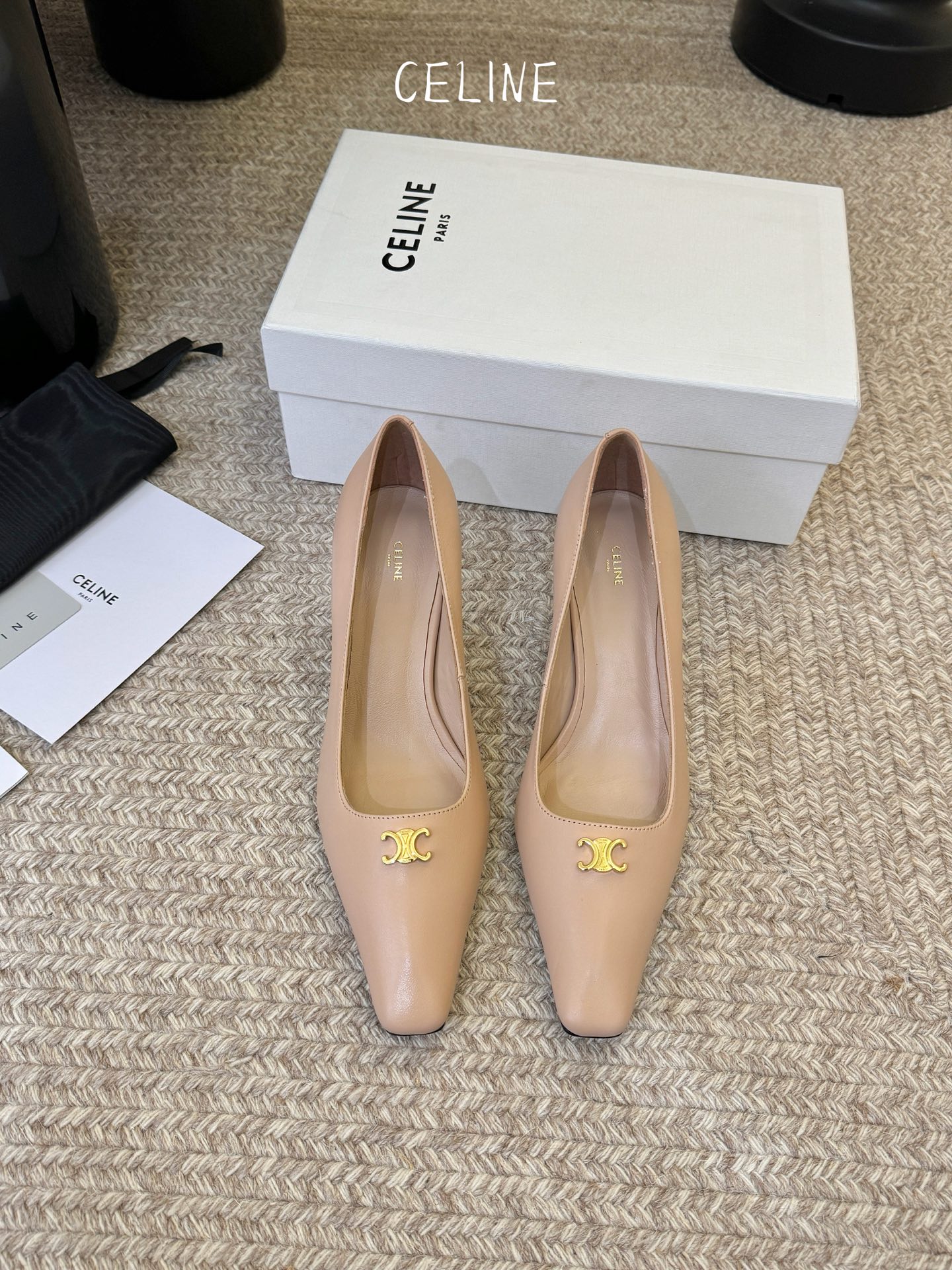 CELINE思琳2026春夏最新凯旋门走秀款 时装鞋 超多网红时尚博主种草 高级感舒适，配女神们的半身裙