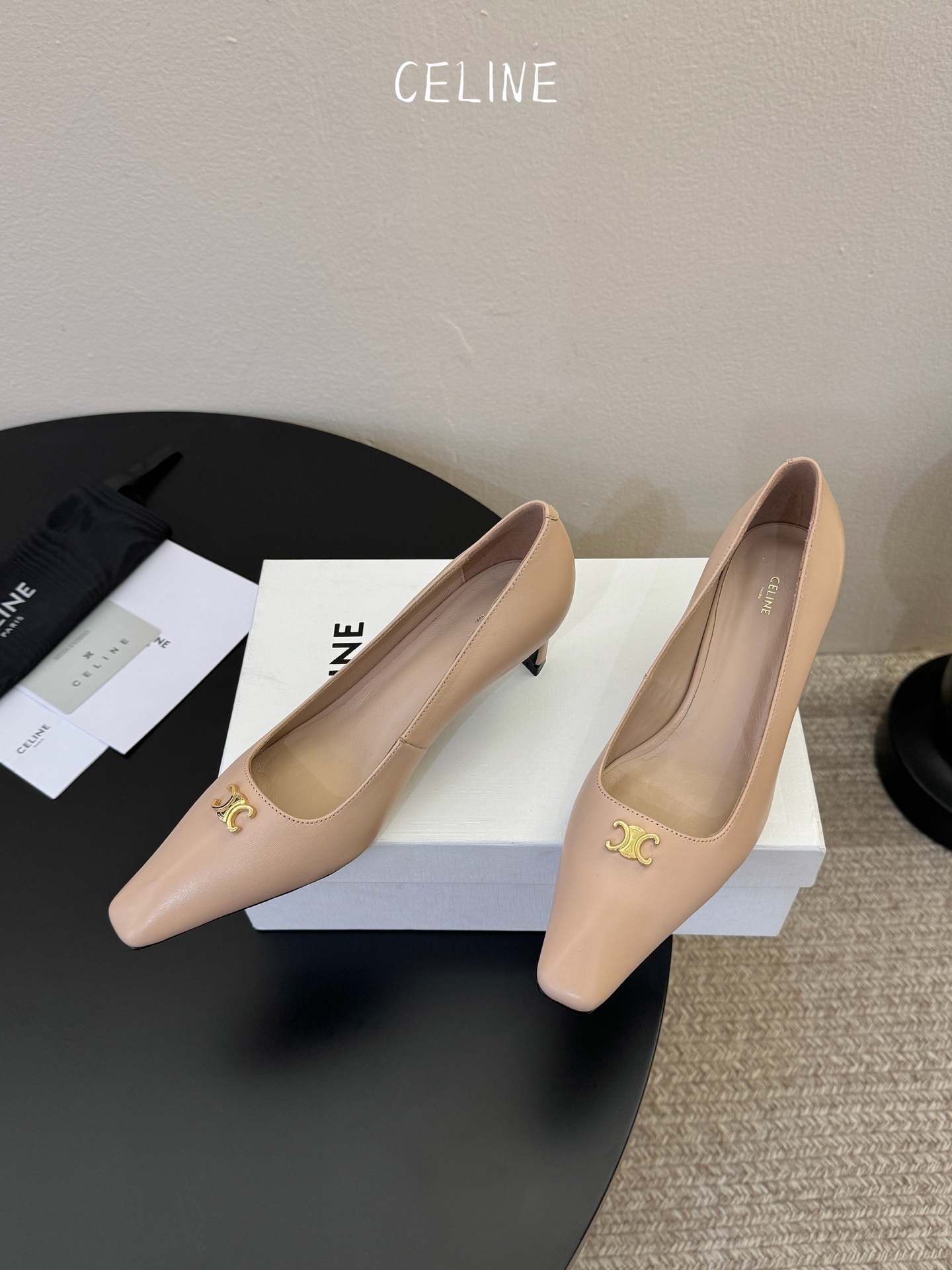 CELINE思琳2026春夏最新凯旋门走秀款 时装鞋 超多网红时尚博主种草 高级感舒适，配女神们的半身裙