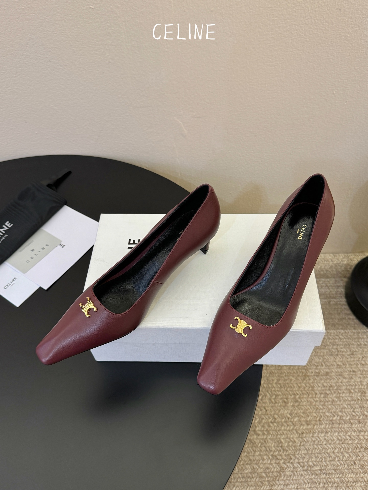 CELINE思琳2026春夏最新凯旋门走秀款 时装鞋 超多网红时尚博主种草 高级感舒适，配女神们的半身裙