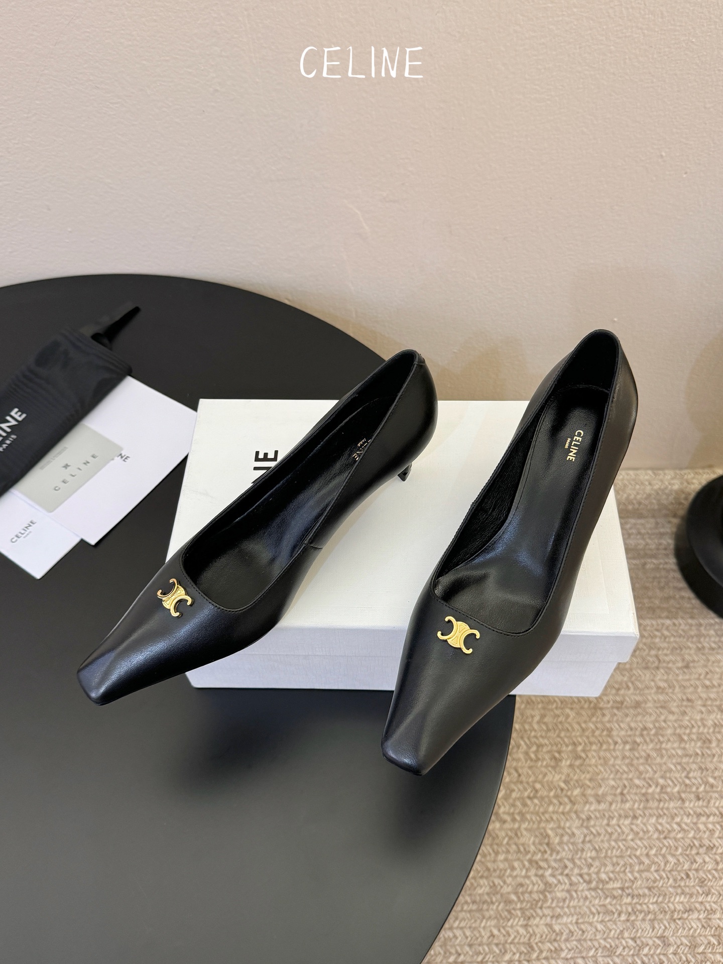 CELINE思琳2026春夏最新凯旋门走秀款 时装鞋 超多网红时尚博主种草 高级感舒适，配女神们的半身裙