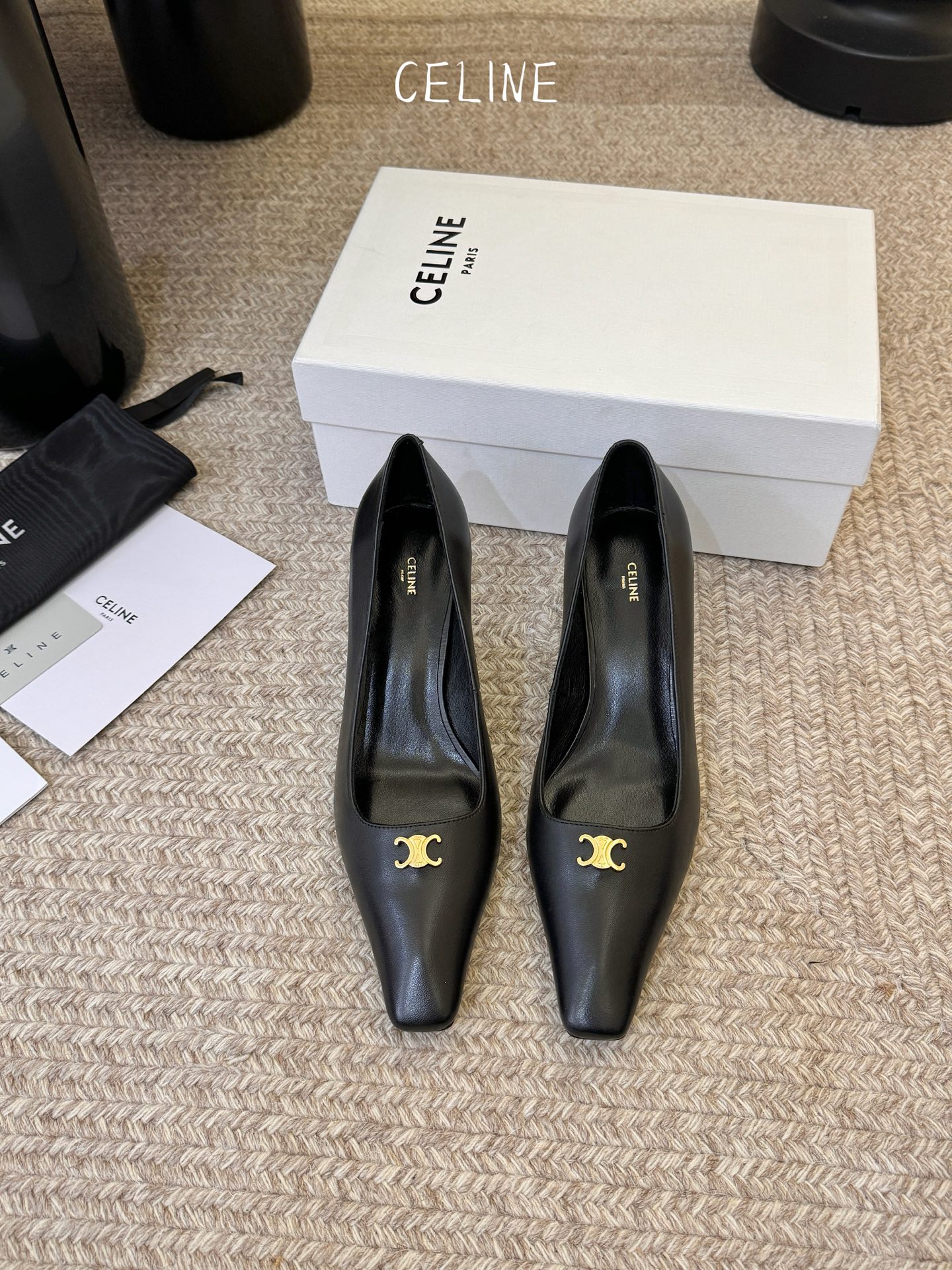 NO:747286,CELINE's latest Arc de Triomphe catwalk style for spring and summer 2026, fashion shoes, cultivated by many Internet celebrity fashion bloggers, high-end and comfortable, matching the skirts of goddesses, sexy pointed toes, full of fashion and femininity, the exclusive heels of the evening series completely hit me in the lookbook throughout the season, simple and yet detailed, easy to wear without tiring the feet, imported calfskin upper, mixed sheepskin lining, heel height 5.5CM, Italian genuine leather outsole, Size 35-40 (40)  Customized (non-refundable), sandals, celine, sandals, skirts, cowhide, sheepskin, Leather soles19860909CELINE思琳2026春夏最新凯旋门走秀款 时装鞋 超多网红时尚博主种草 高级感舒适,配女神们的半身裙 性感小尖头 时尚女人味十足 晚宴系列专属跟鞋贯穿整季lookbook完全戳中我,简单又不失细节,好穿不累脚, 鞋面进口小牛皮 内里混种羊皮 跟高5.5CM鞋底意大利真皮大底 Size35-40（40 订做不退换）,凉鞋单鞋,celine,sandals,skirts,cowhide,sheepskin,Leather soles,Women's Shoes